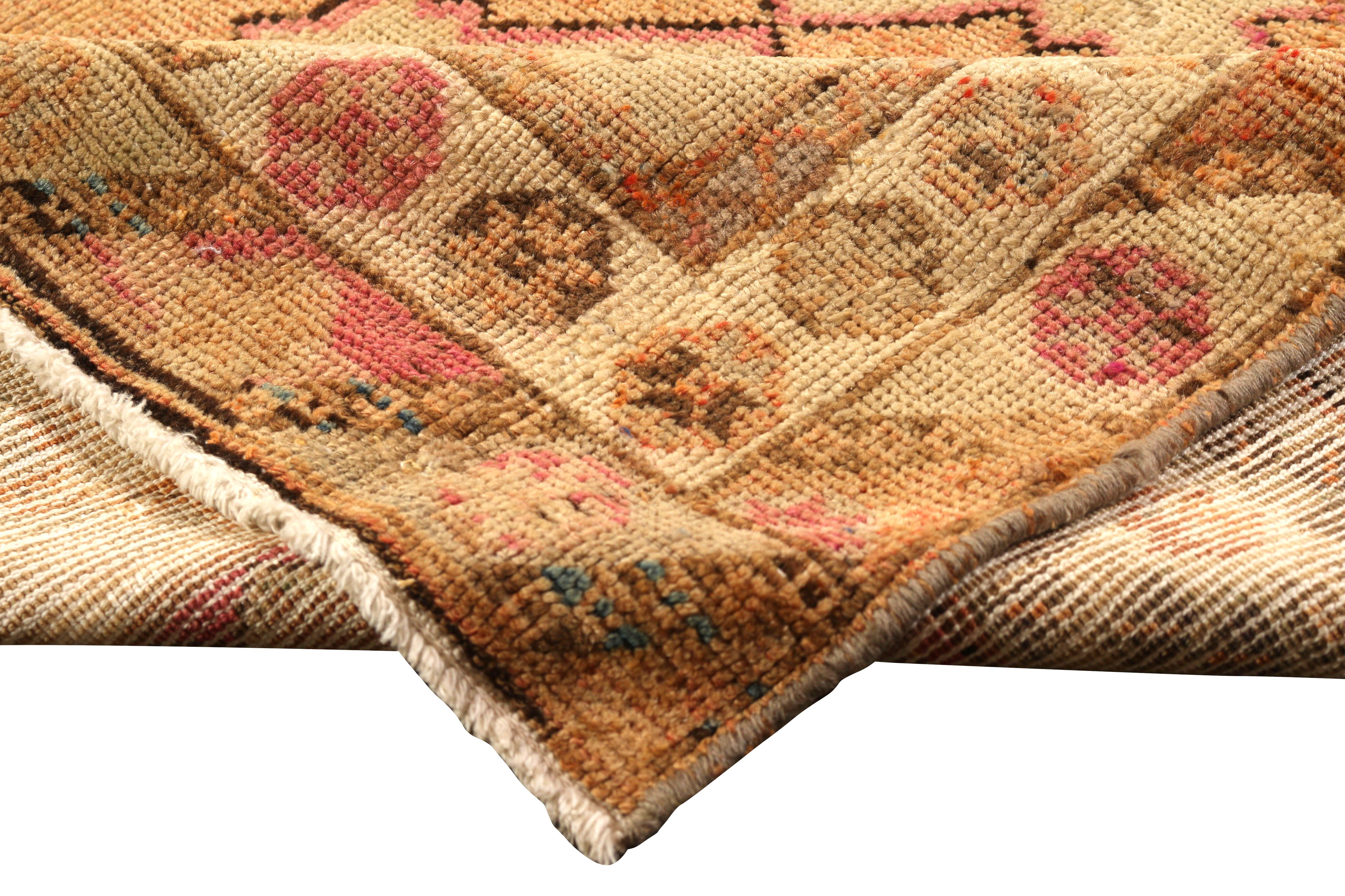 Handgeknüpfter Oushak-Teppich im Vintage-Stil in Beige und Braun mit geometrischem Muster von Teppich & Kelim (Türkisch) im Angebot