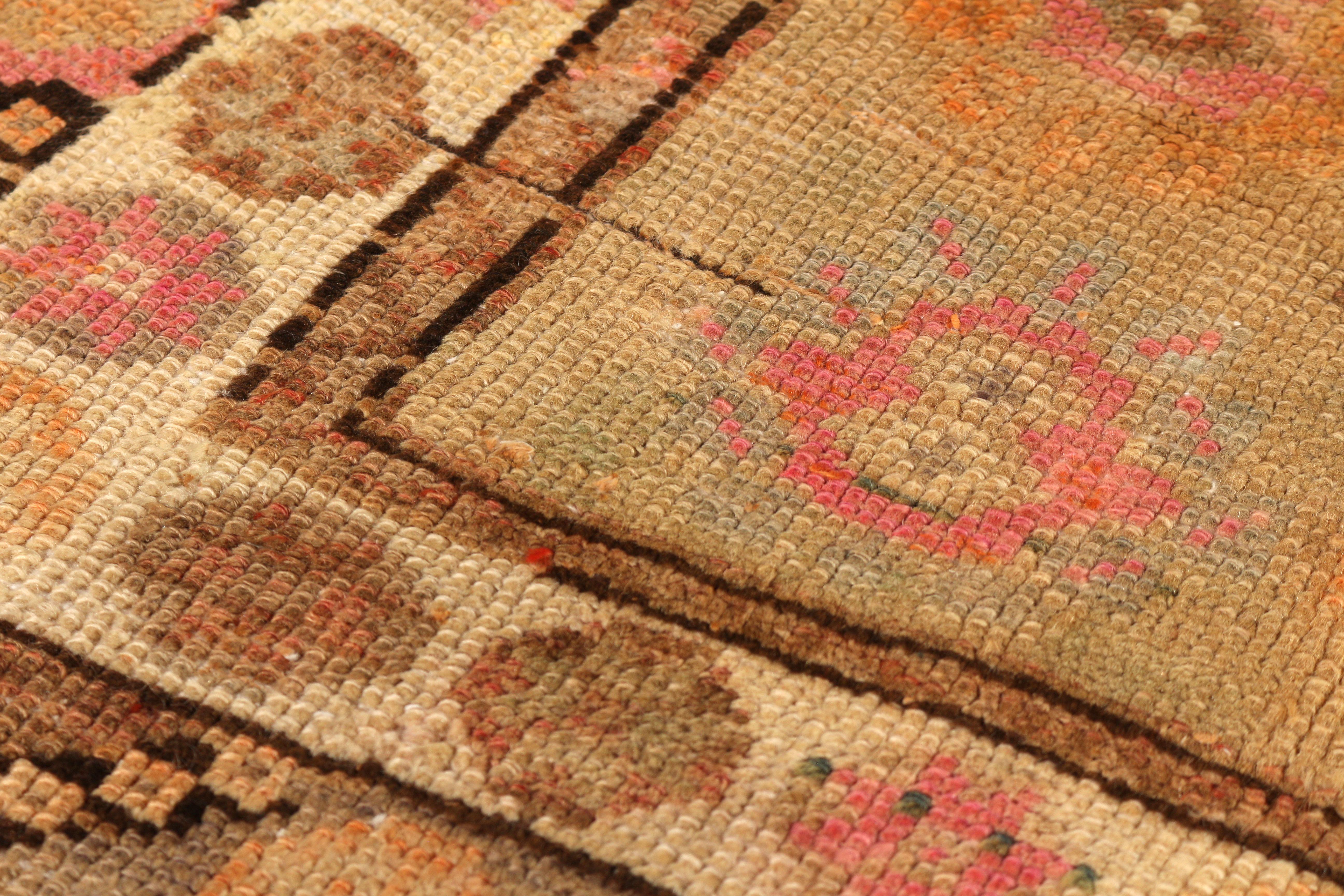 Handgeknüpfter Oushak-Teppich im Vintage-Stil in Beige und Braun mit geometrischem Muster von Teppich & Kelim im Zustand „Gut“ im Angebot in Long Island City, NY