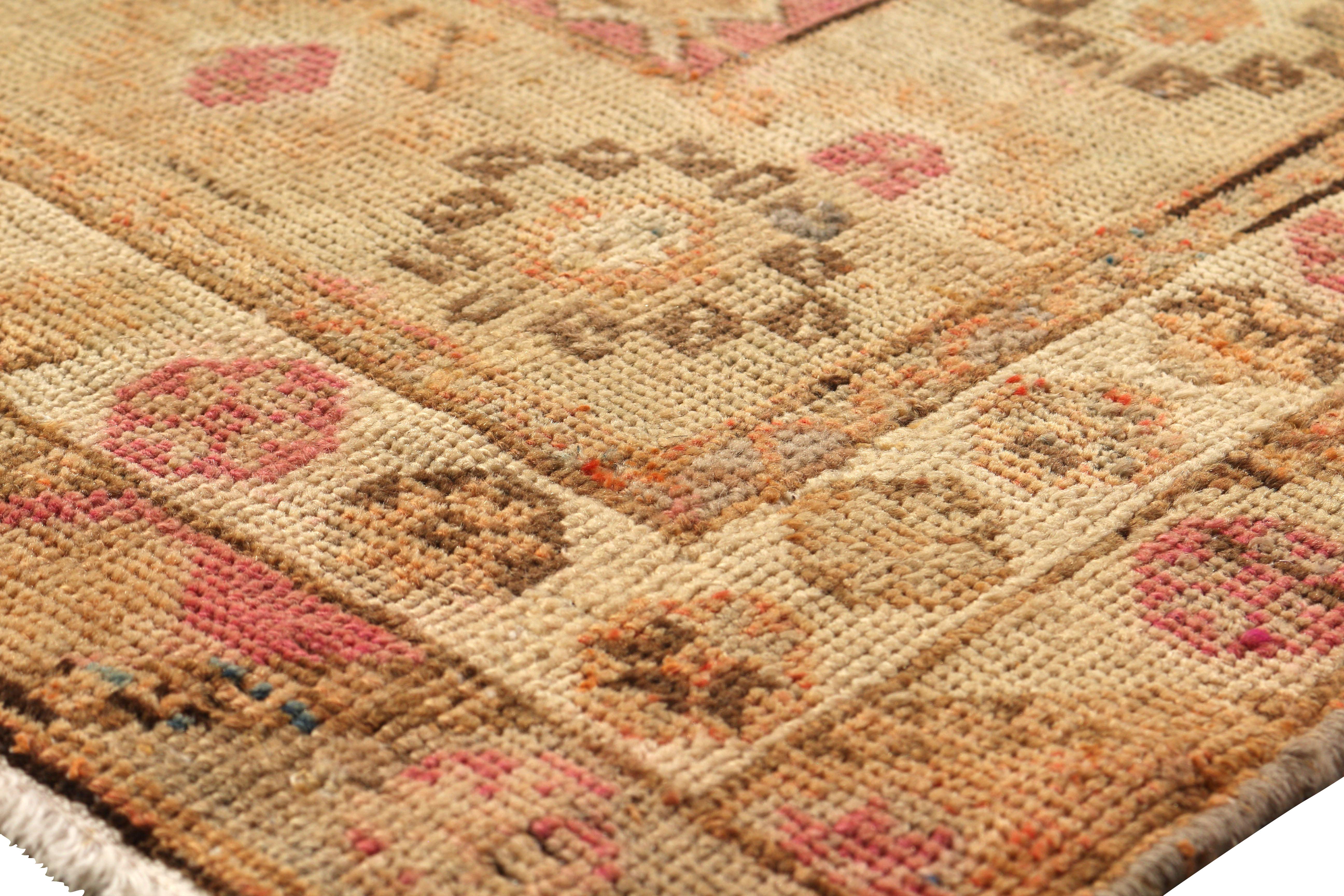 Handgeknüpfter Oushak-Teppich im Vintage-Stil in Beige und Braun mit geometrischem Muster von Teppich & Kelim (Mitte des 20. Jahrhunderts) im Angebot