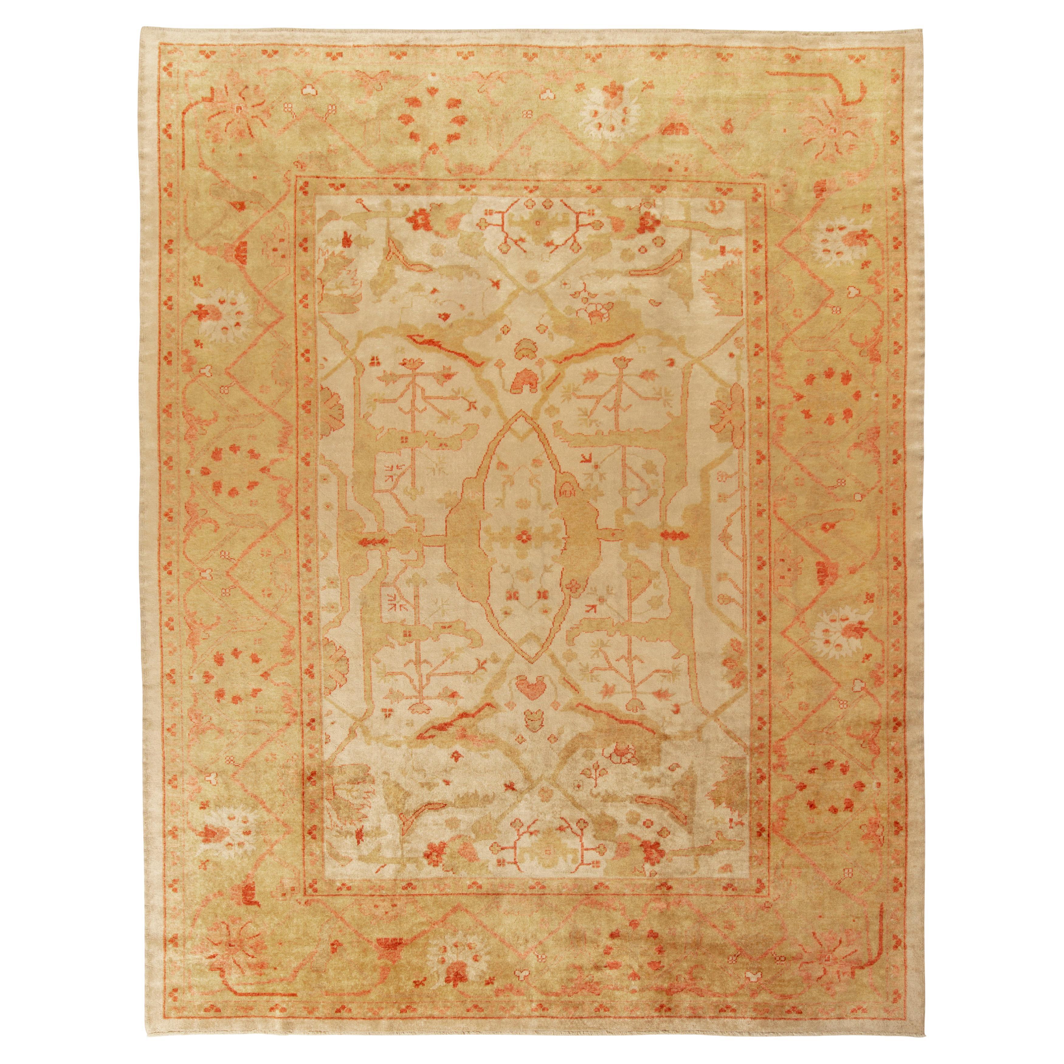 Vintage- Oushak-Teppich aus Gold mit rosa-rotem Blumenmuster von Teppich & Kelim