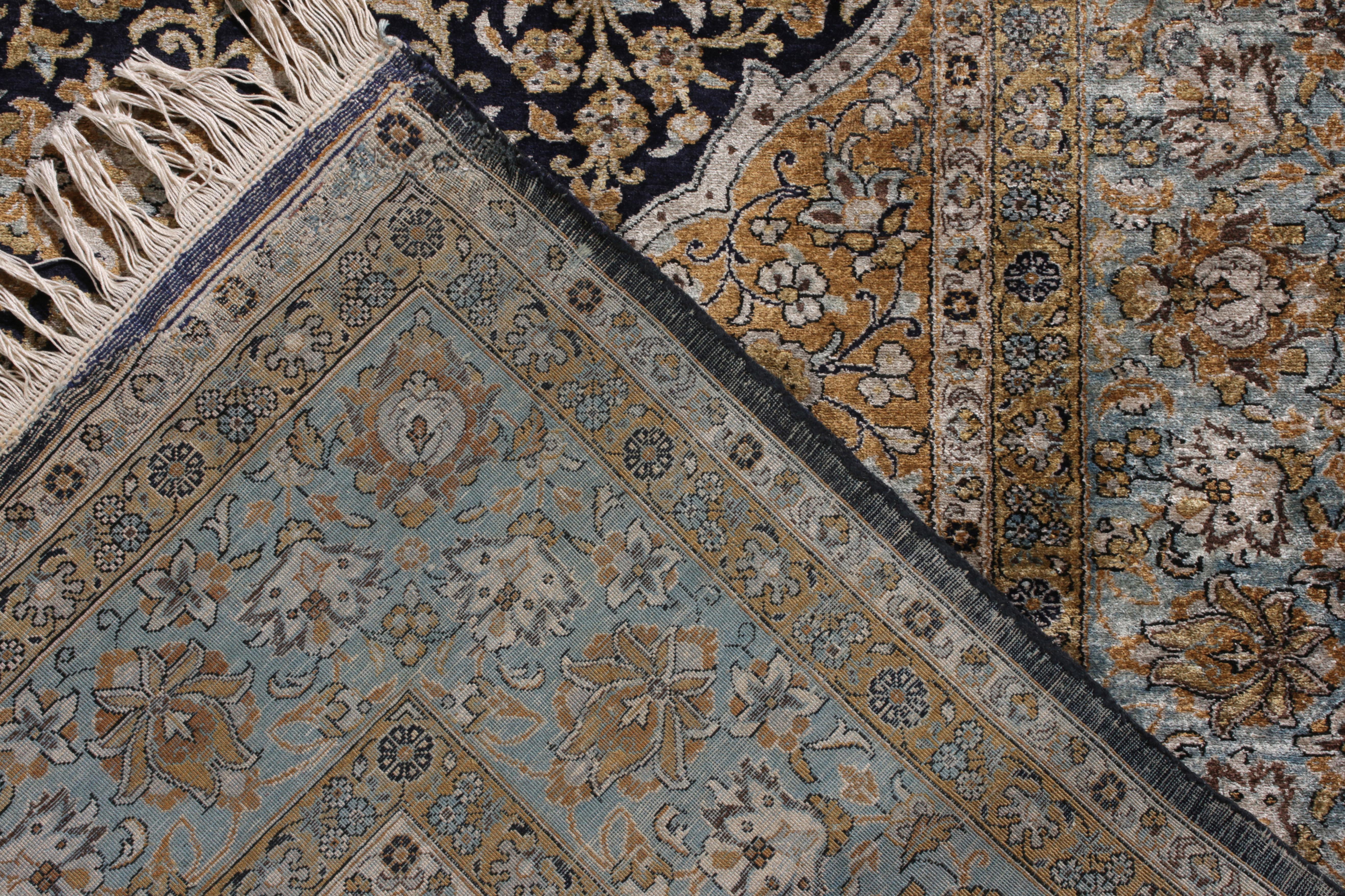 Noué à la main Tapis persan Qum vintage noué à la main à motif de médaillon floral par Rug & Kilim en vente