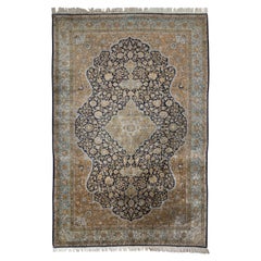 Handgeknüpfter persischer Qum-Teppich im Vintage-Stil mit geblümtem Medaillonmuster von Teppich & Kelim