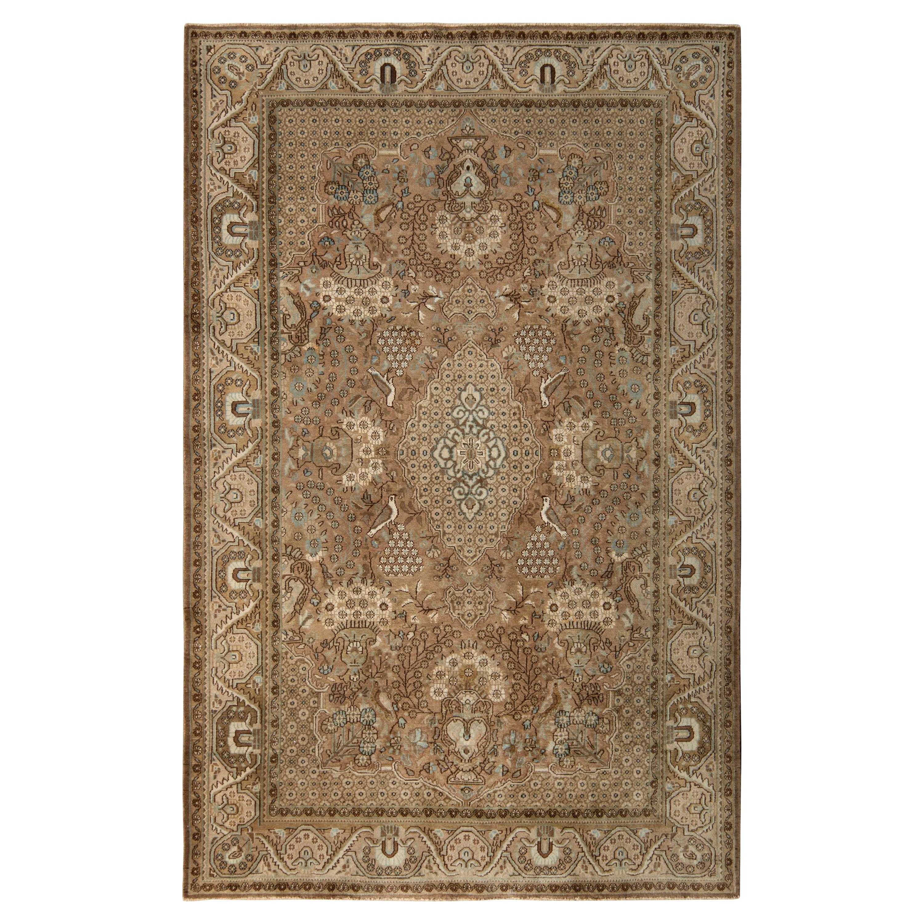 Handgeknüpfter persischer Qum-Teppich im Vintage-Stil mit beigefarbenem Blumenmuster von Teppich & Kelim