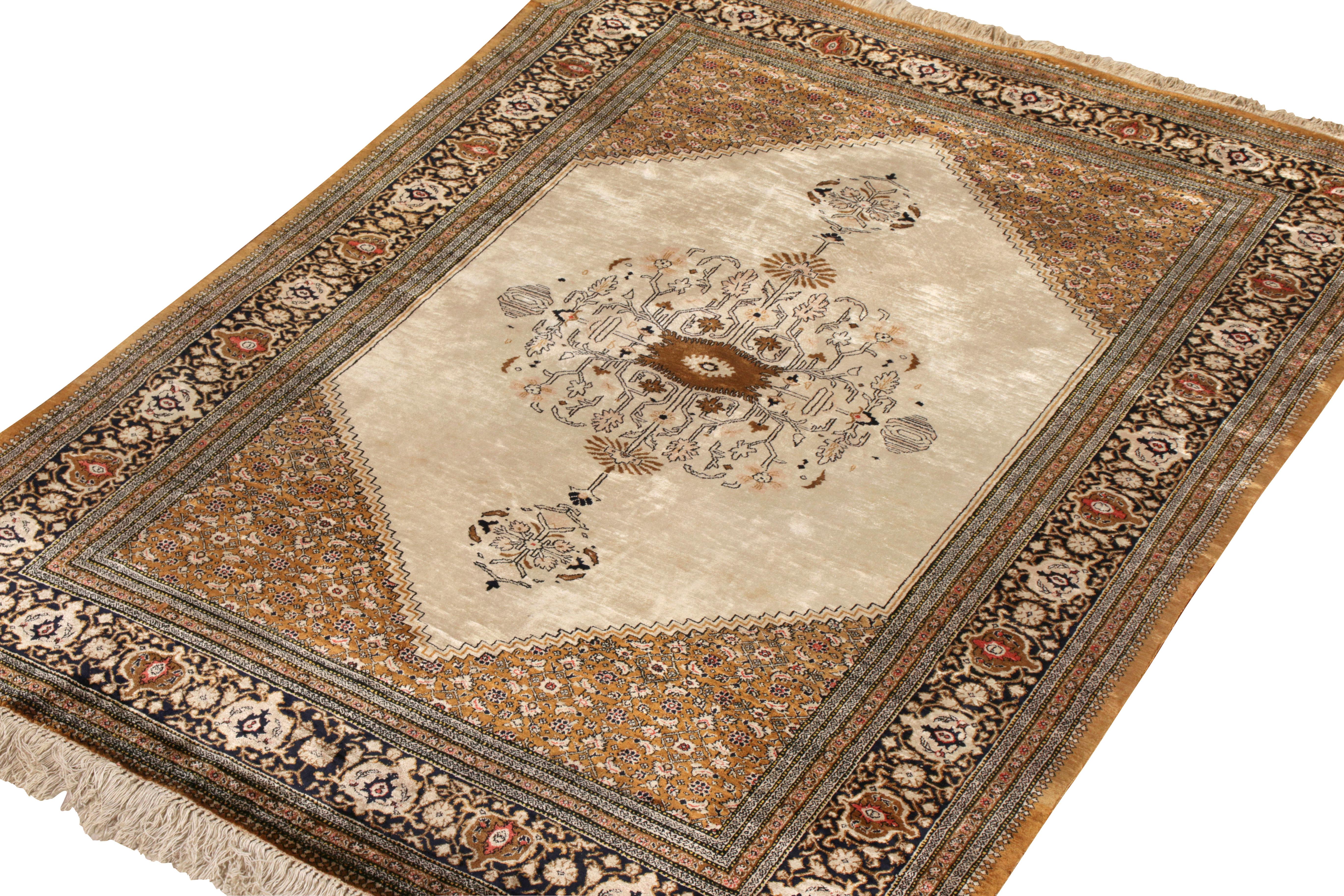 Mid-Century Modern Tapis persan Qum vintage noué à la main à motif de médaillon beige de Rug & Kilim en vente