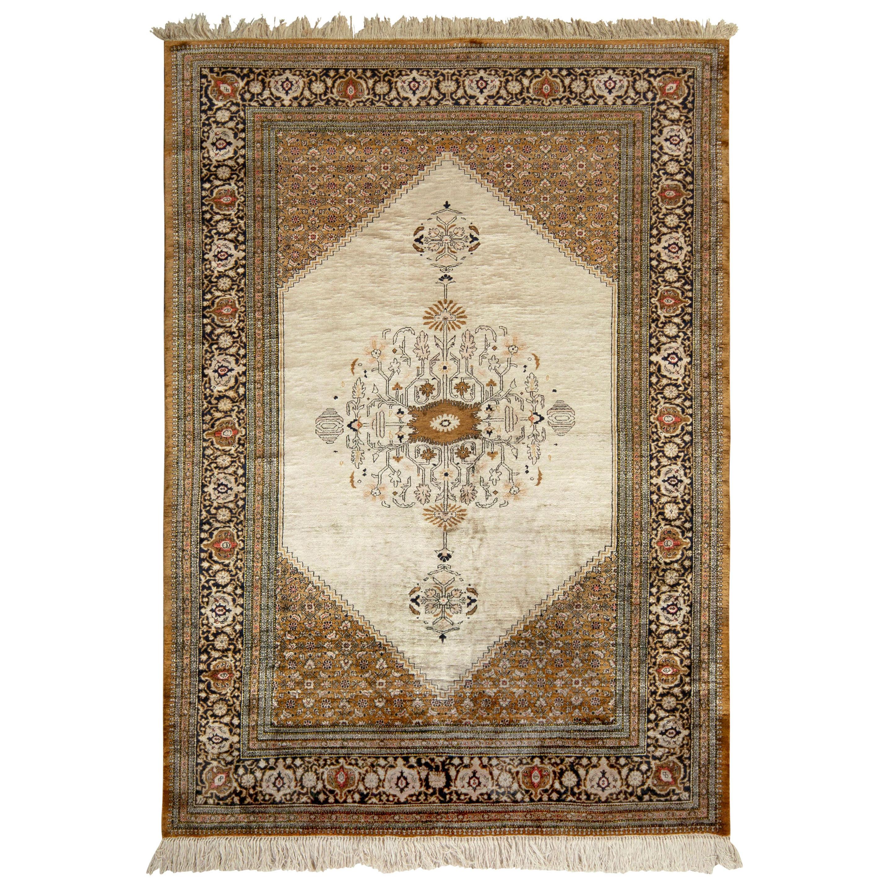 Handgeknüpfter persischer Qum-Teppich im Vintage-Stil mit beigem Medaillonmuster von Teppich & Kelim