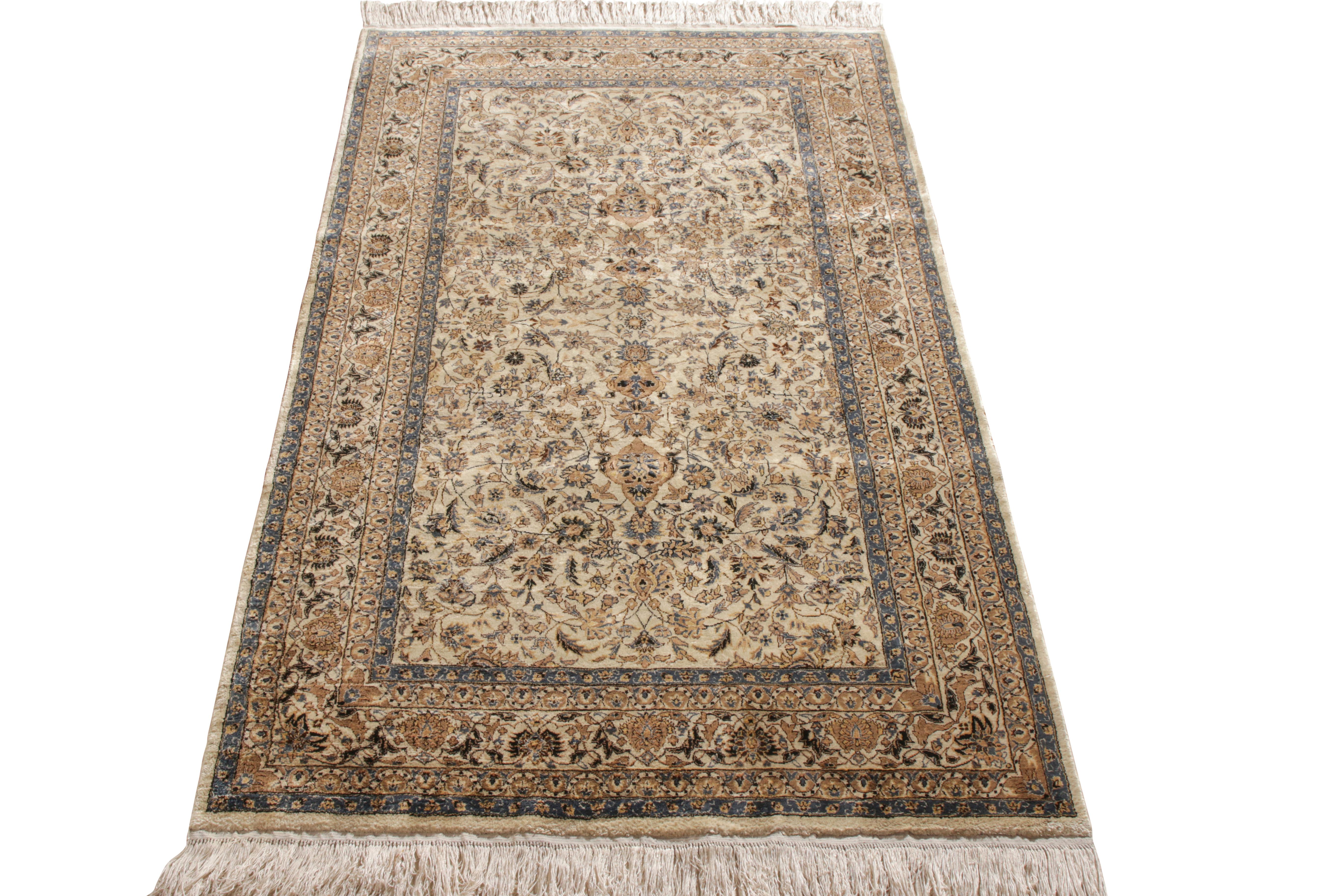 Eine handgeknüpfte Seidenschönheit, die sich in die Reihe der bedeutenden persischen Teppiche aus der Mitte des Jahrhunderts aus der Antique & Vintage Kollektion von Rug & Kilim einreiht. Der um 1950-1960 entstandene, vielseitig einsetzbare Teppich