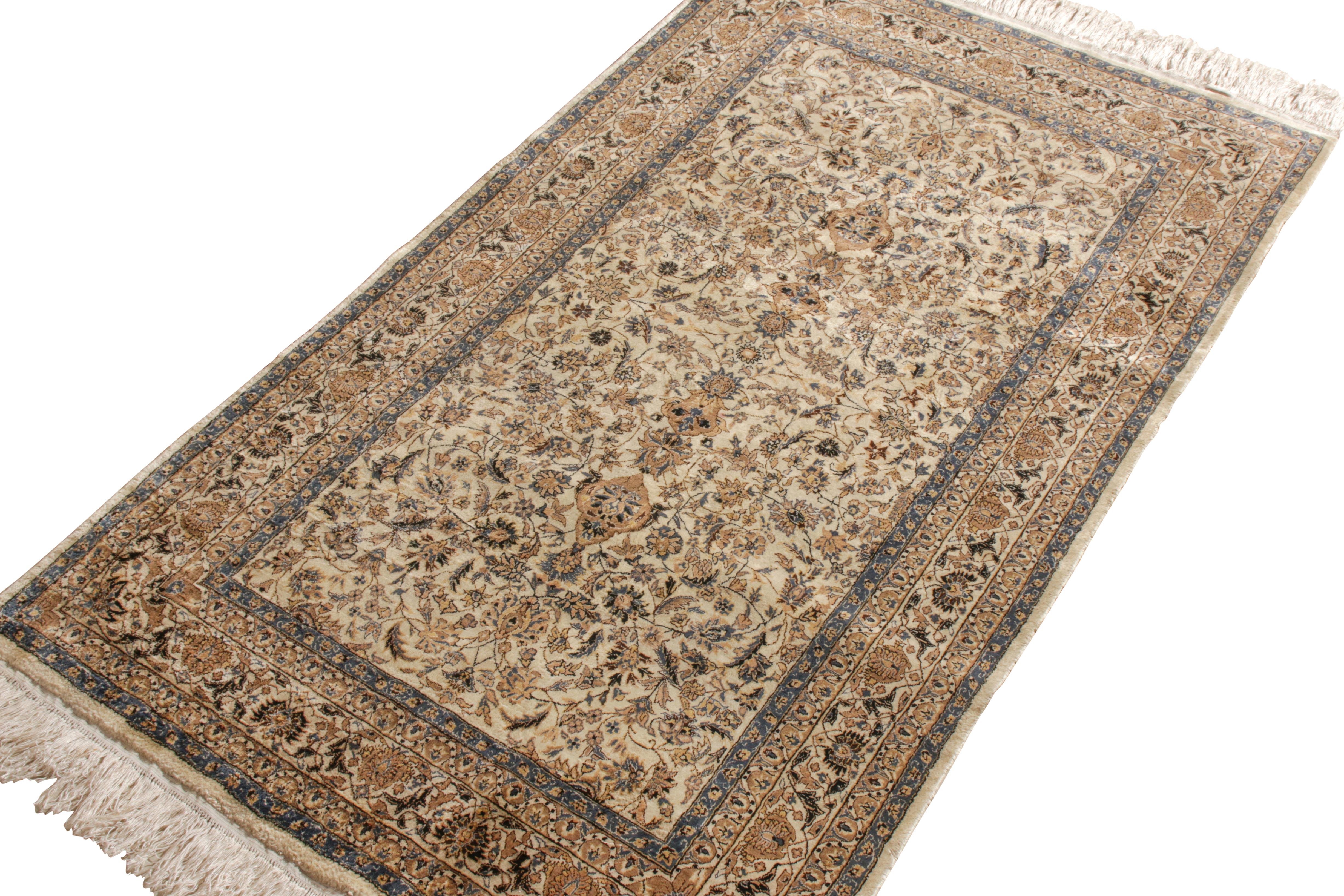Handgeknüpfter persischer Vintage-Teppich in Beige-Braun mit Blumenmuster von Teppich & Kelim (Persisch) im Angebot