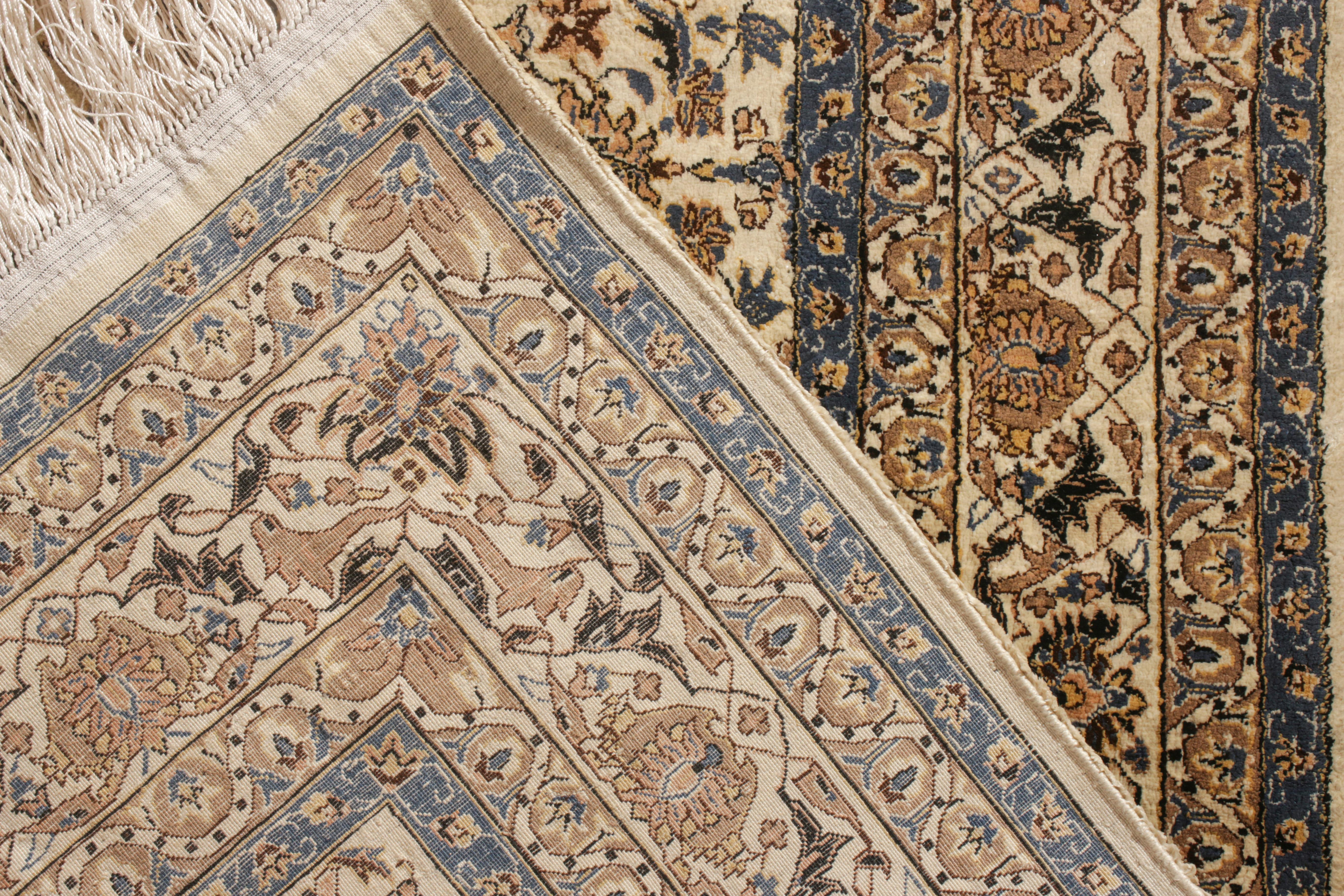 Handgeknüpfter persischer Vintage-Teppich in Beige-Braun mit Blumenmuster von Teppich & Kelim (Mitte des 20. Jahrhunderts) im Angebot