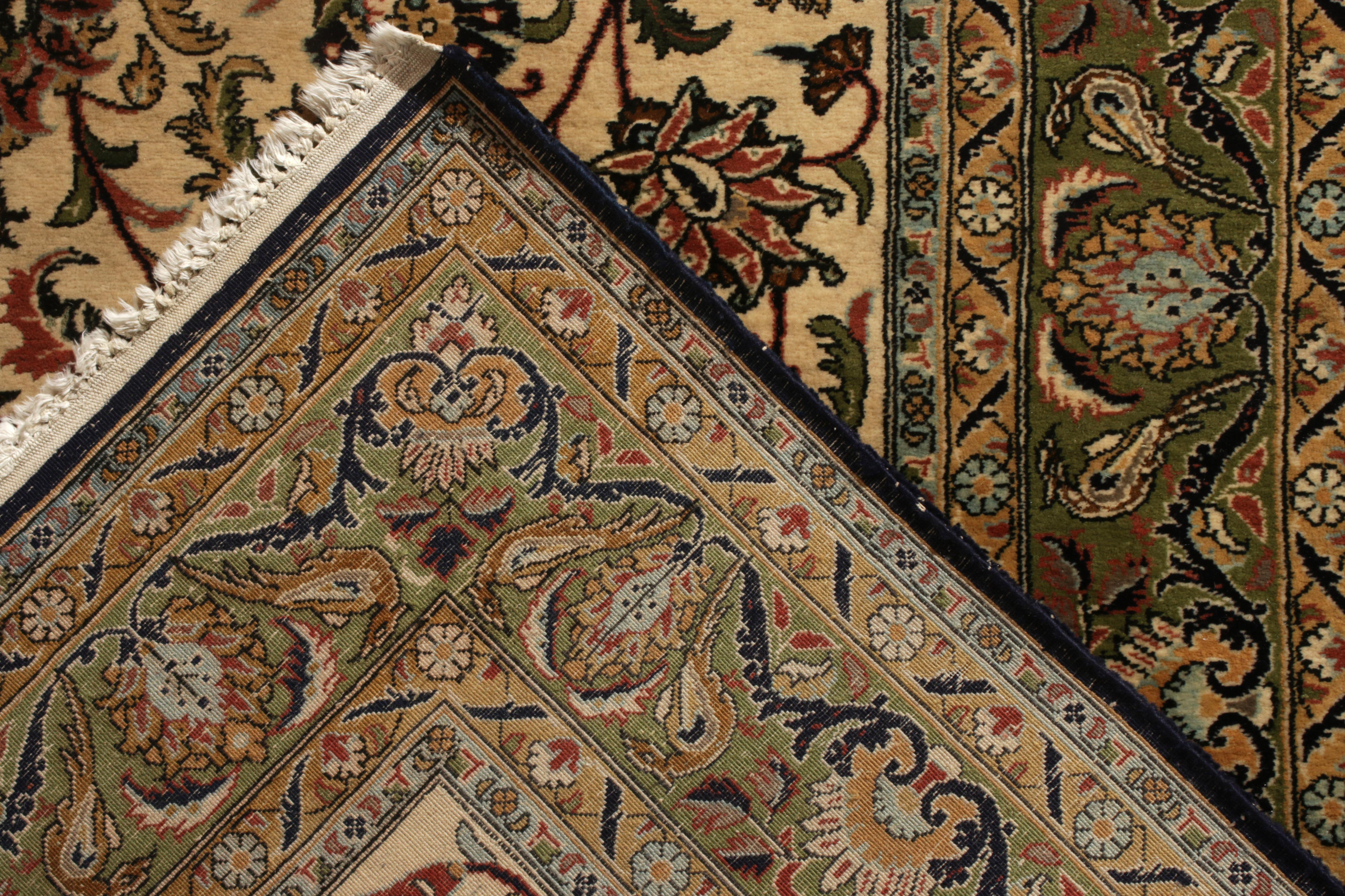 Handgeknüpfter Qum-Perserteppich im Vintage-Stil, beige, braun und grün geblümt, von Teppich & Kelim (Mitte des 20. Jahrhunderts) im Angebot