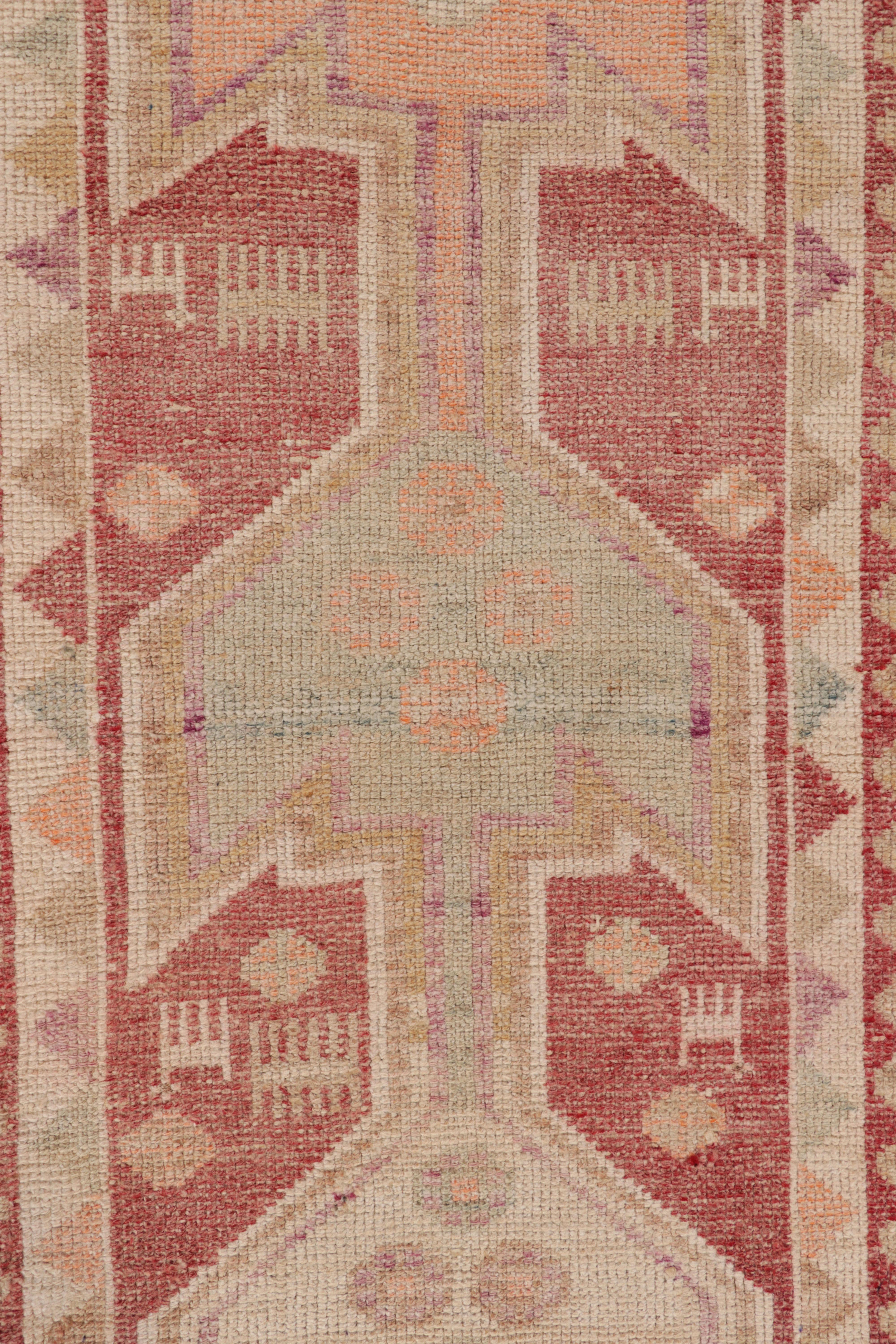 Runner geometrico tribale vintage nei toni del rosso e del beige - Rug & Kilim In condizioni buone in vendita a Long Island City, NY