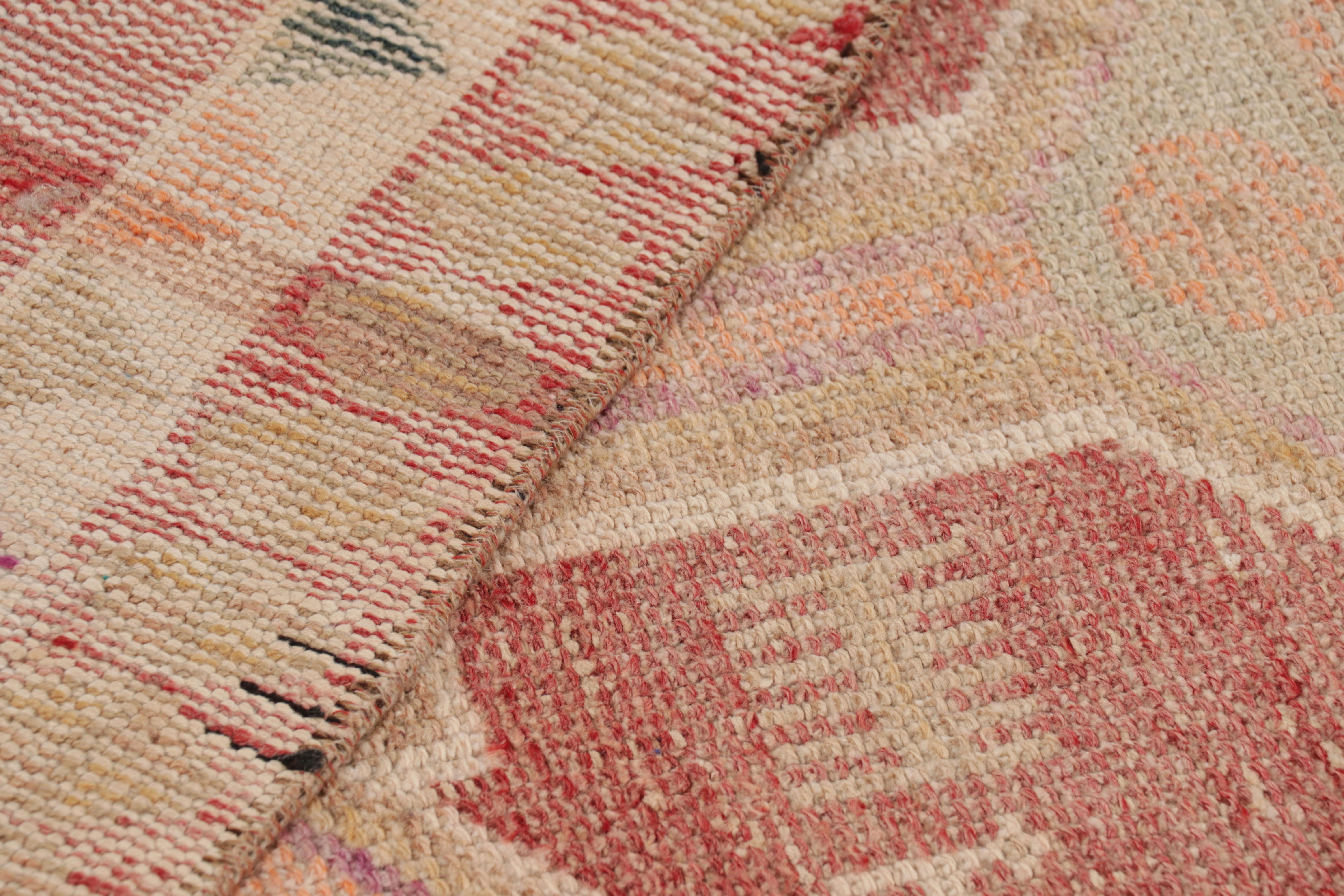Metà XX secolo Runner geometrico tribale vintage nei toni del rosso e del beige - Rug & Kilim in vendita
