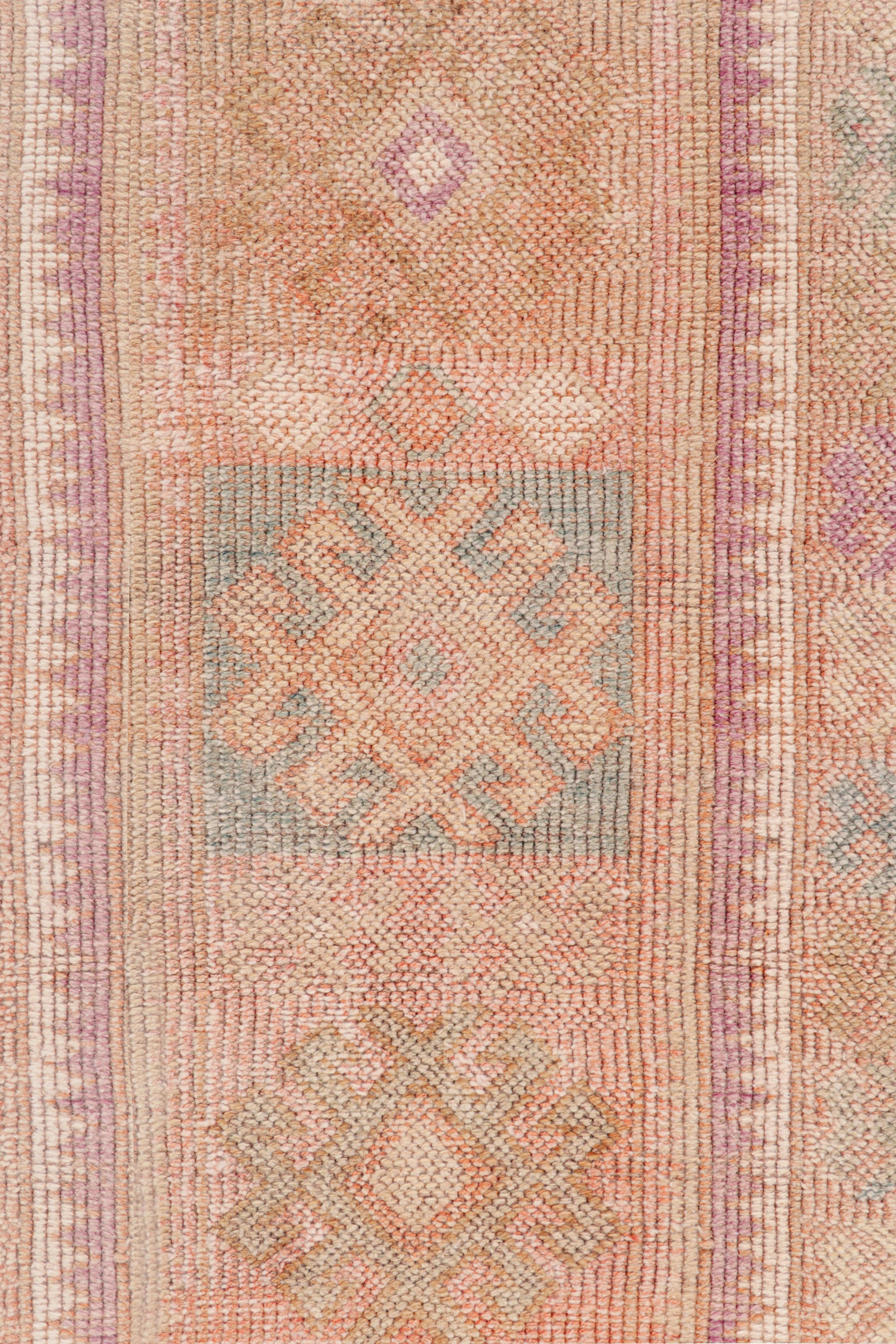 Handgeknüpfter Vintage-Läufer Beige Tribal Teppich in geometrischem Muster von Teppich & Kelim (Mitte des 20. Jahrhunderts) im Angebot