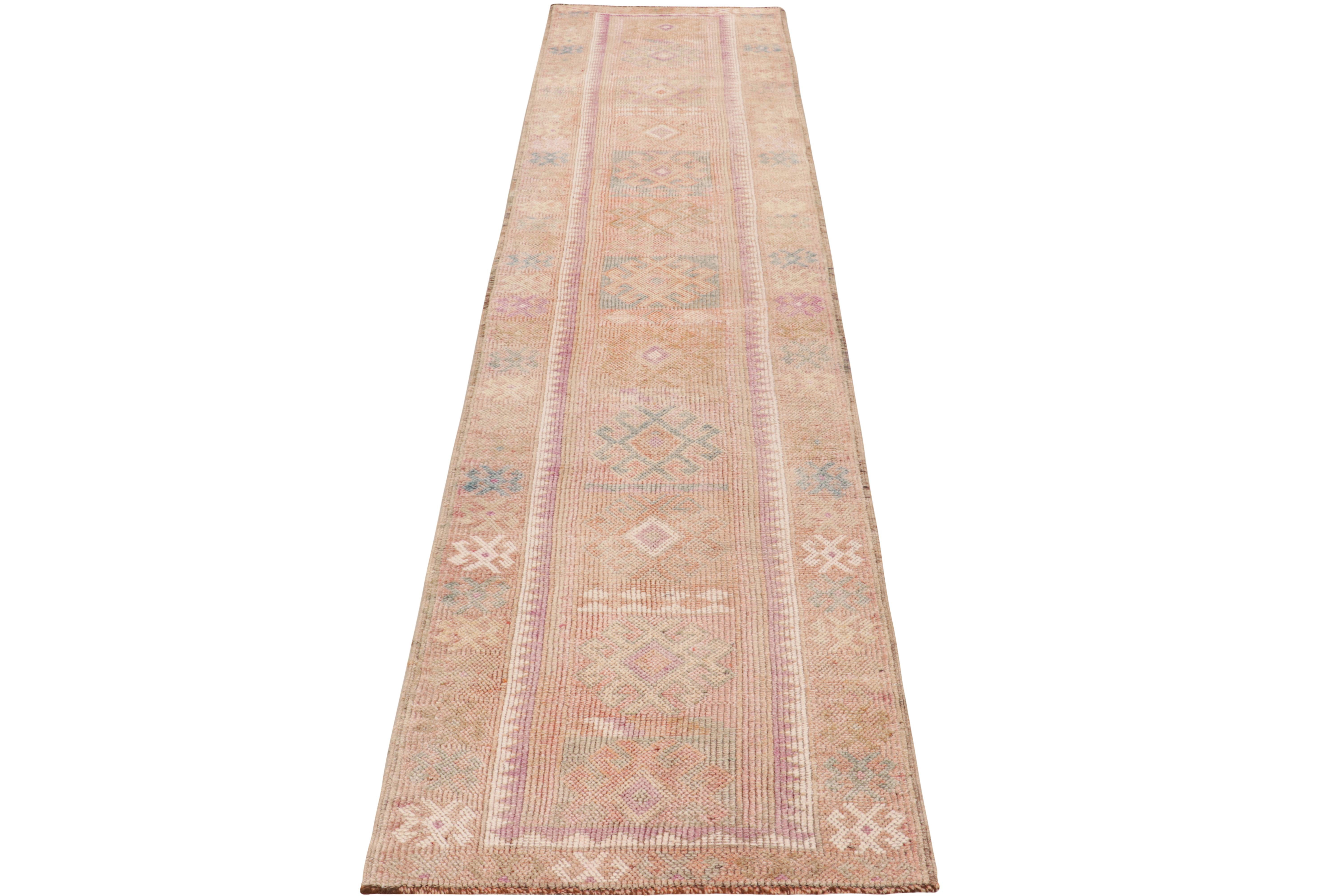 Handgeknüpfter Vintage-Läufer Beige Tribal Teppich in geometrischem Muster von Teppich & Kelim im Zustand „Gut“ im Angebot in Long Island City, NY