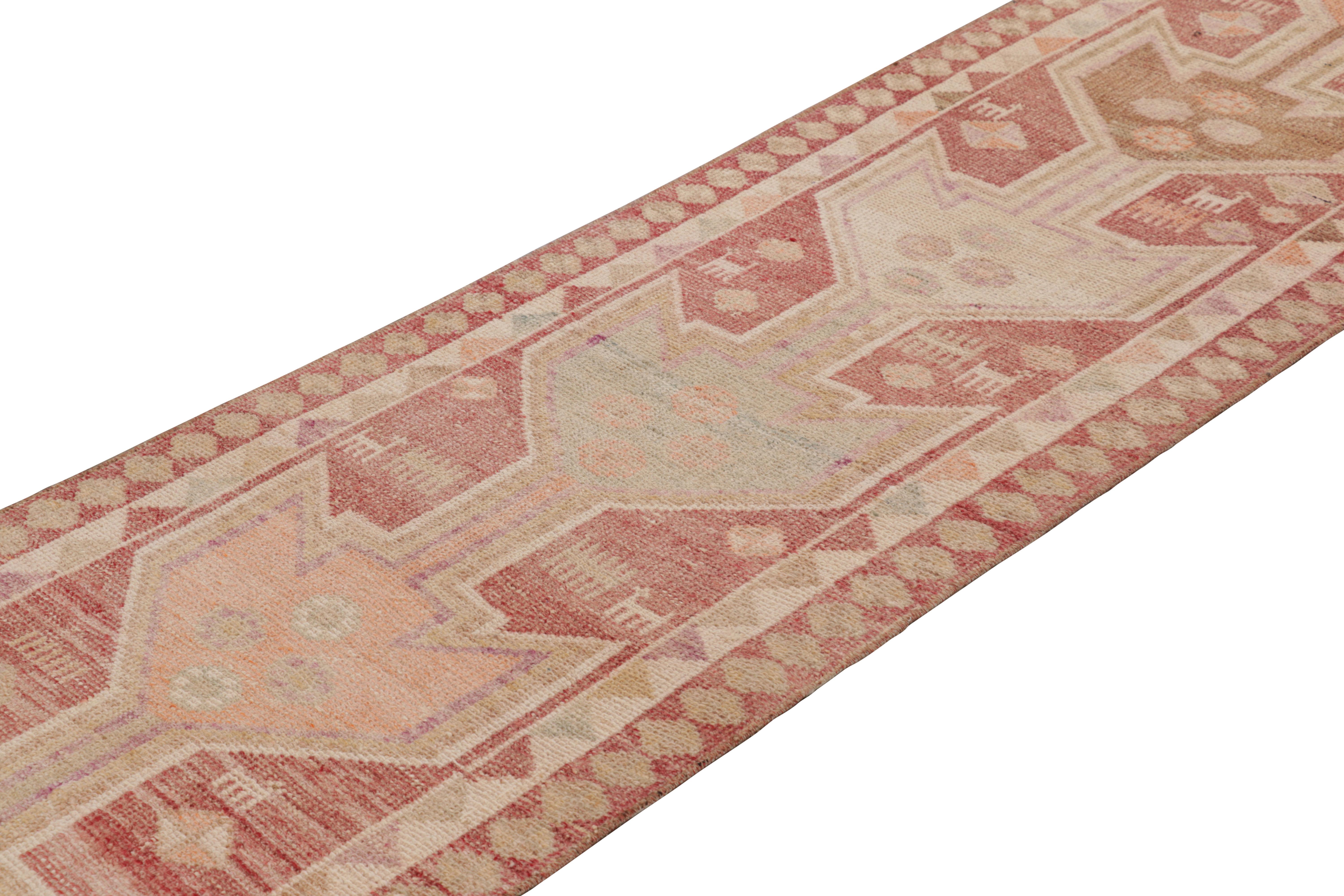 Annodato a mano in lana proveniente dalla Turchia intorno al 1950-1960, questo runner 3 x 11 è un runner vintage dal colore ricco e giocoso: una palette di rosso e beige con vivaci accenti di transizione che mettono in risalto il senso tribale del