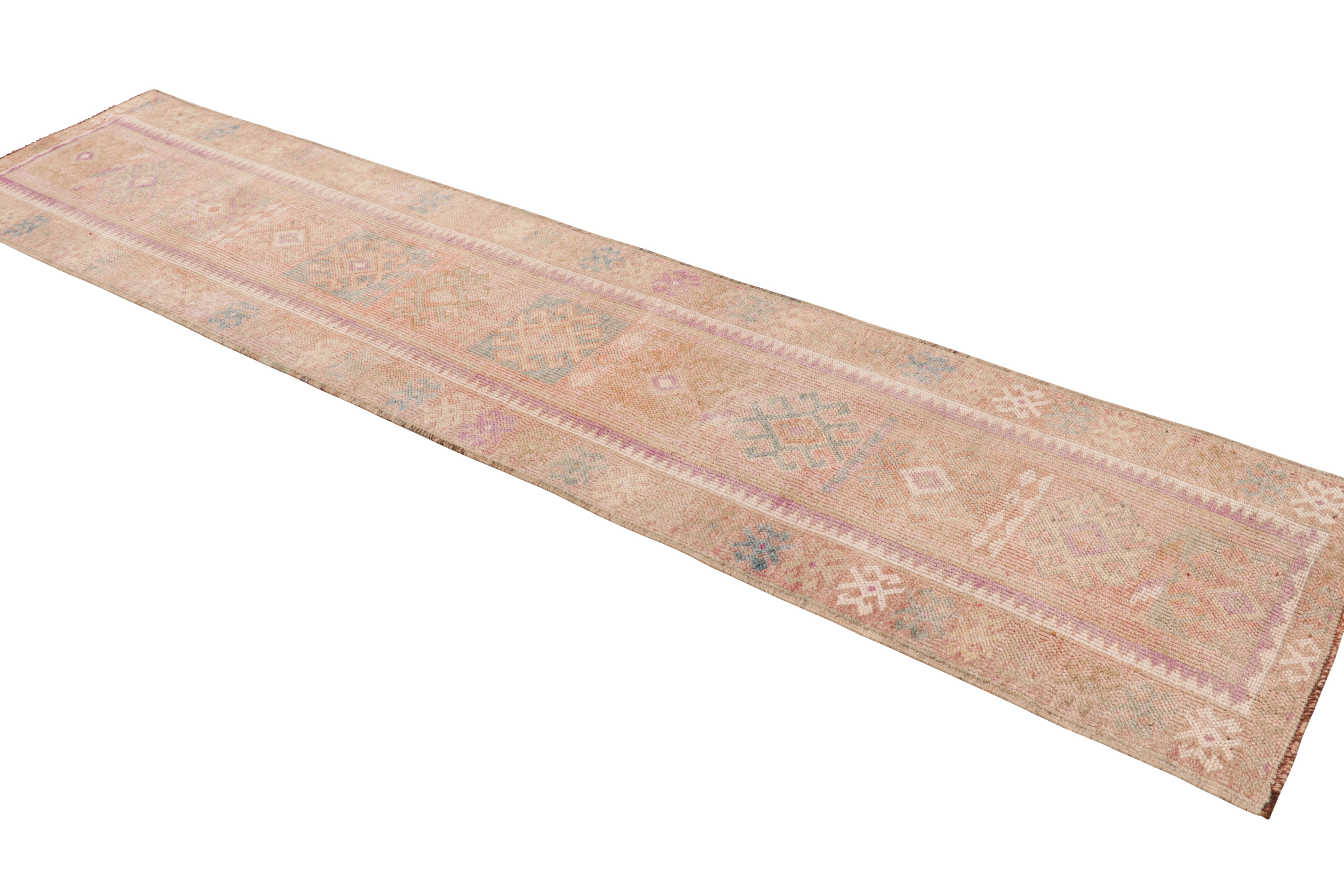 Handgeknüpfter Vintage-Läufer Beige Tribal Teppich in geometrischem Muster von Teppich & Kelim (Türkisch) im Angebot