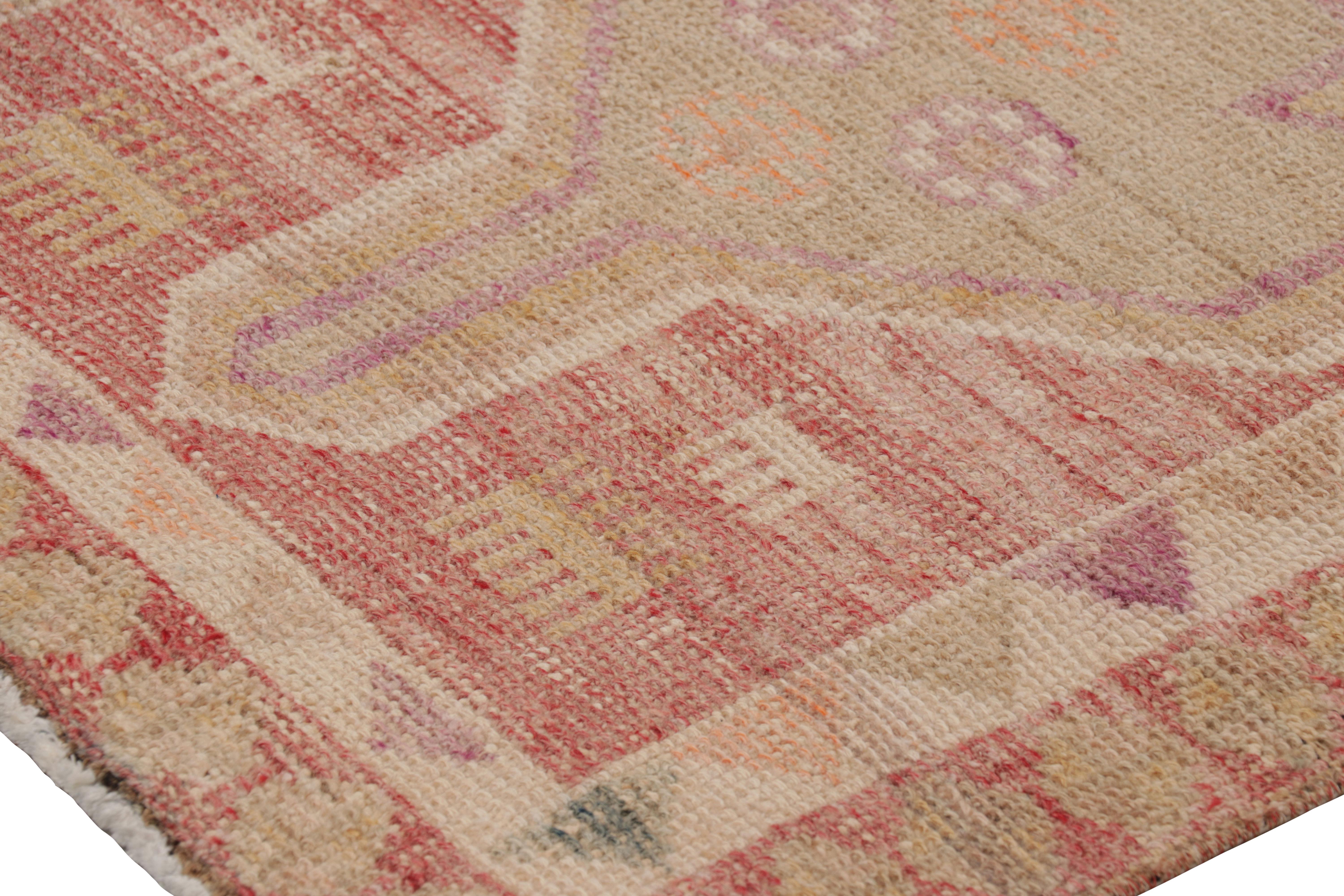 Tribale Runner geometrico tribale vintage nei toni del rosso e del beige - Rug & Kilim in vendita