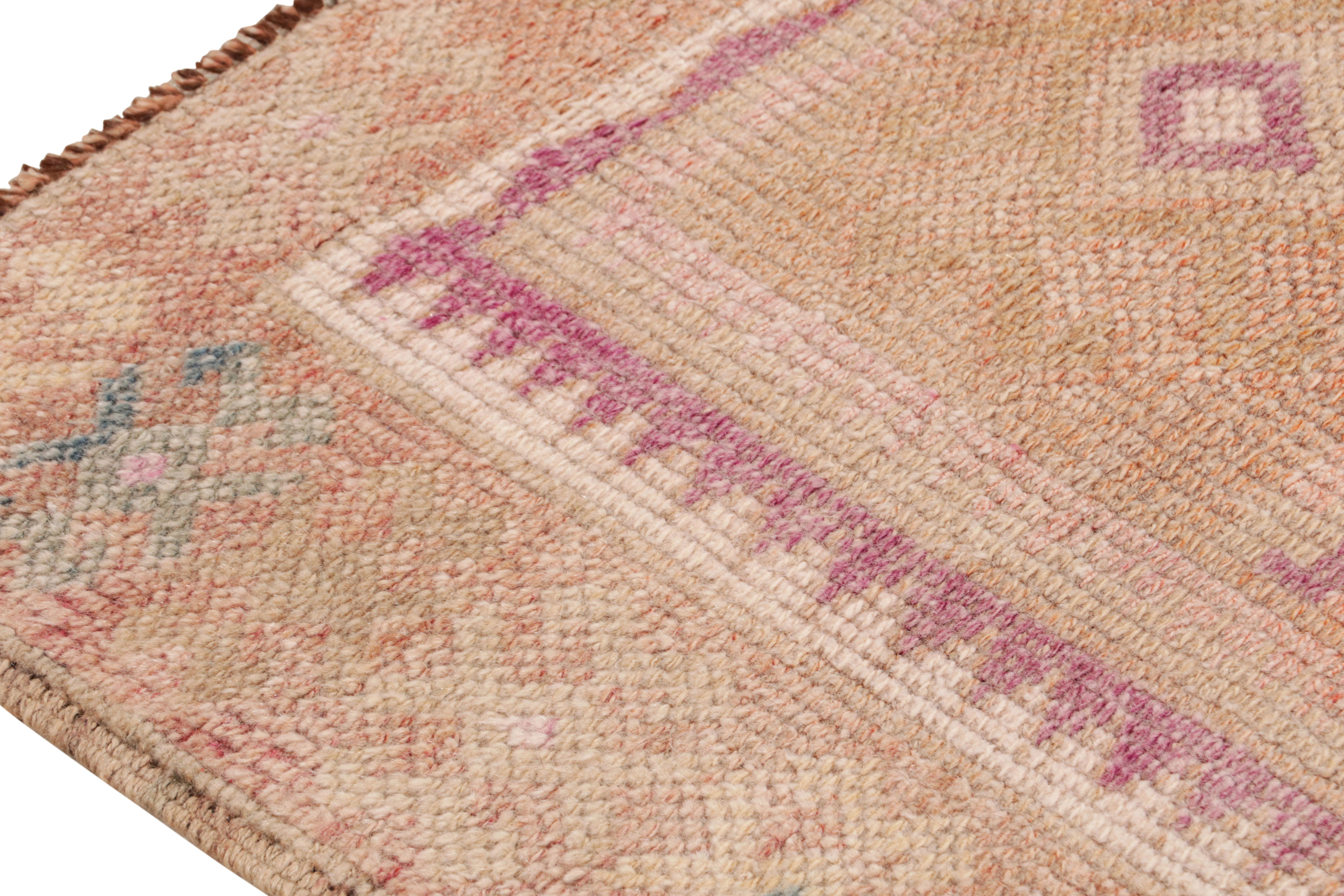 Handgeknüpfter Vintage-Läufer Beige Tribal Teppich in geometrischem Muster von Teppich & Kelim (Stammeskunst) im Angebot