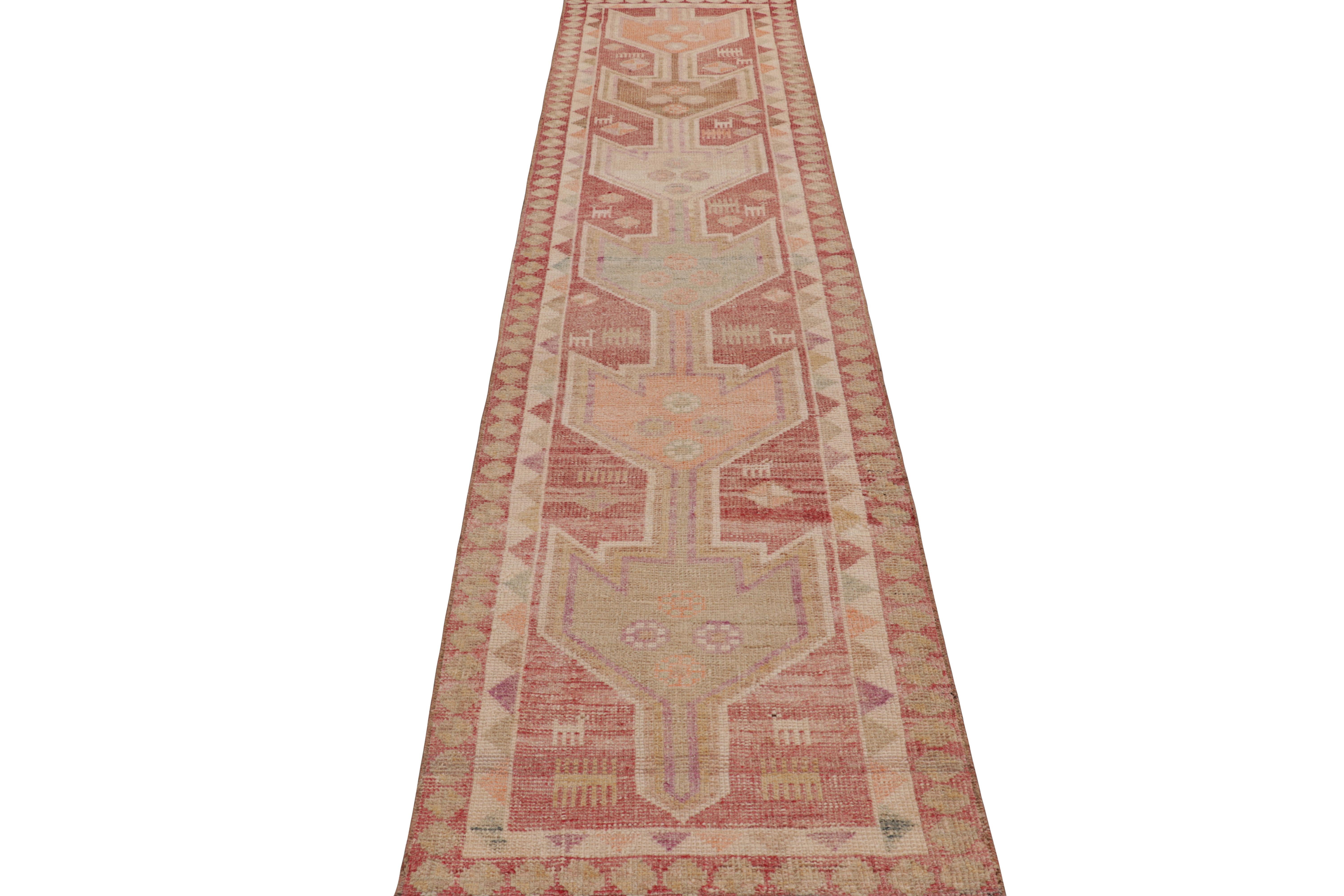 Turco Runner geometrico tribale vintage nei toni del rosso e del beige - Rug & Kilim in vendita