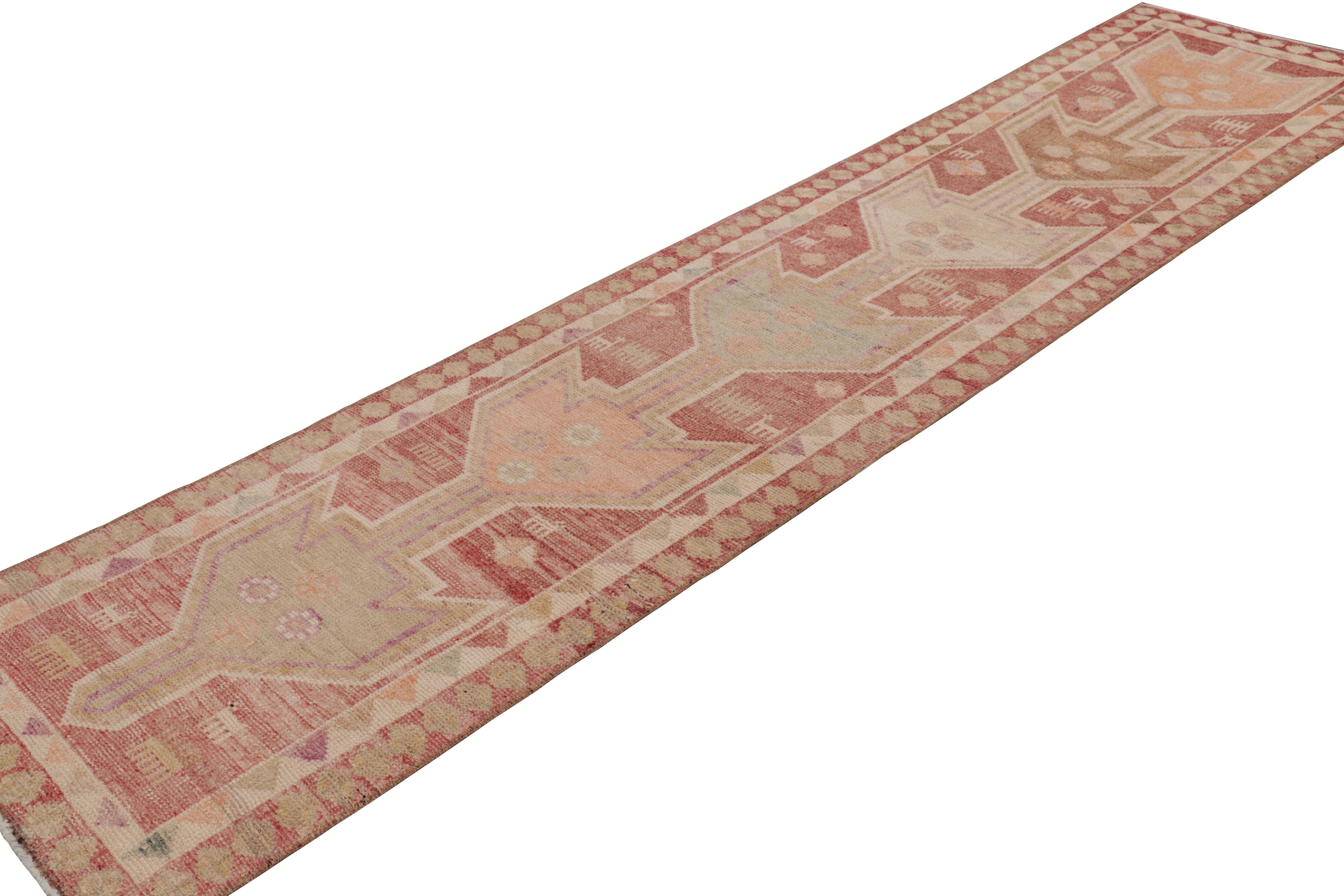 Annodato a mano Runner geometrico tribale vintage nei toni del rosso e del beige - Rug & Kilim in vendita