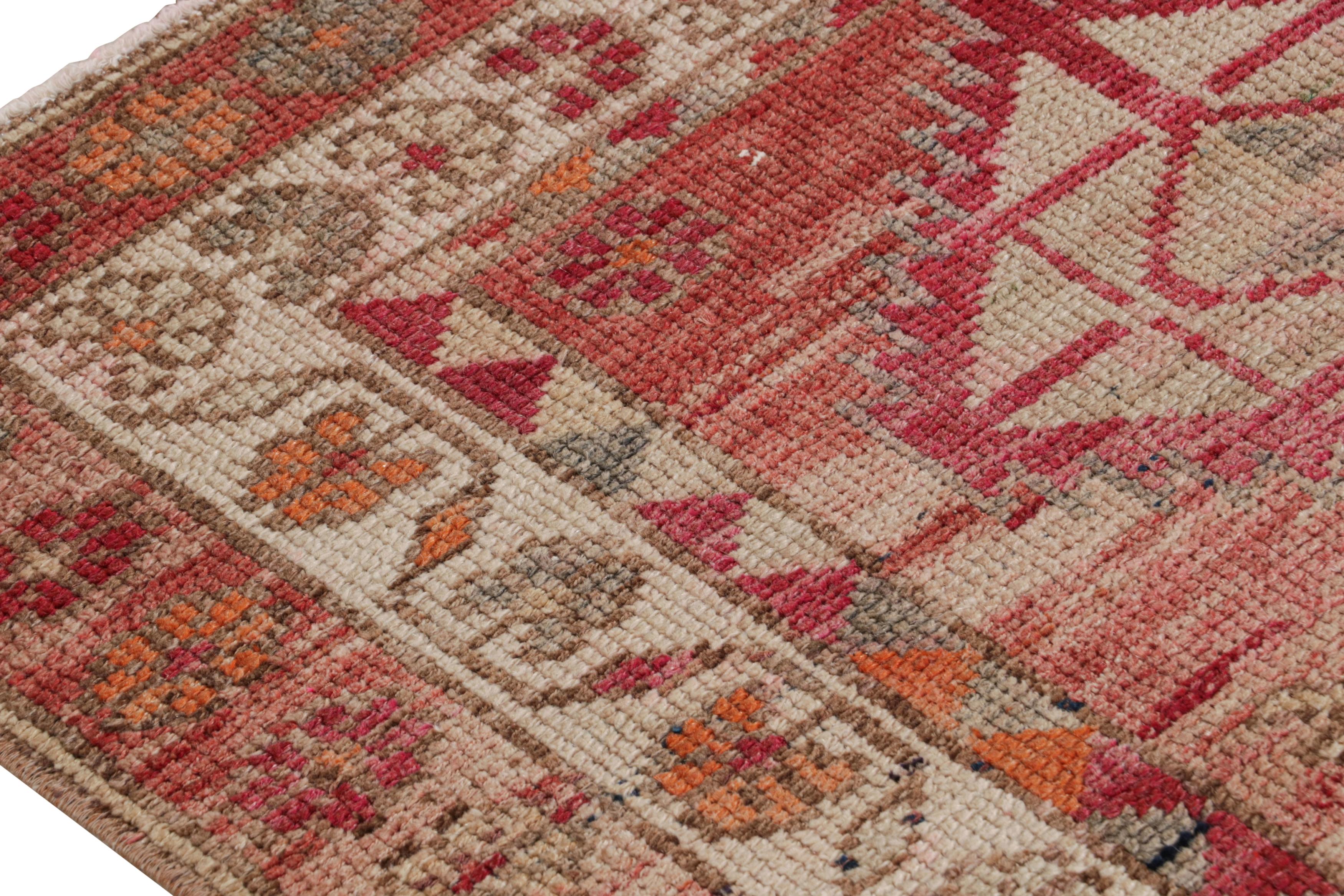 Handgeknüpfter Vintage-Läufer, rot-pinker Teppich mit geometrischem Muster von Teppich & Kelim (Stammeskunst) im Angebot