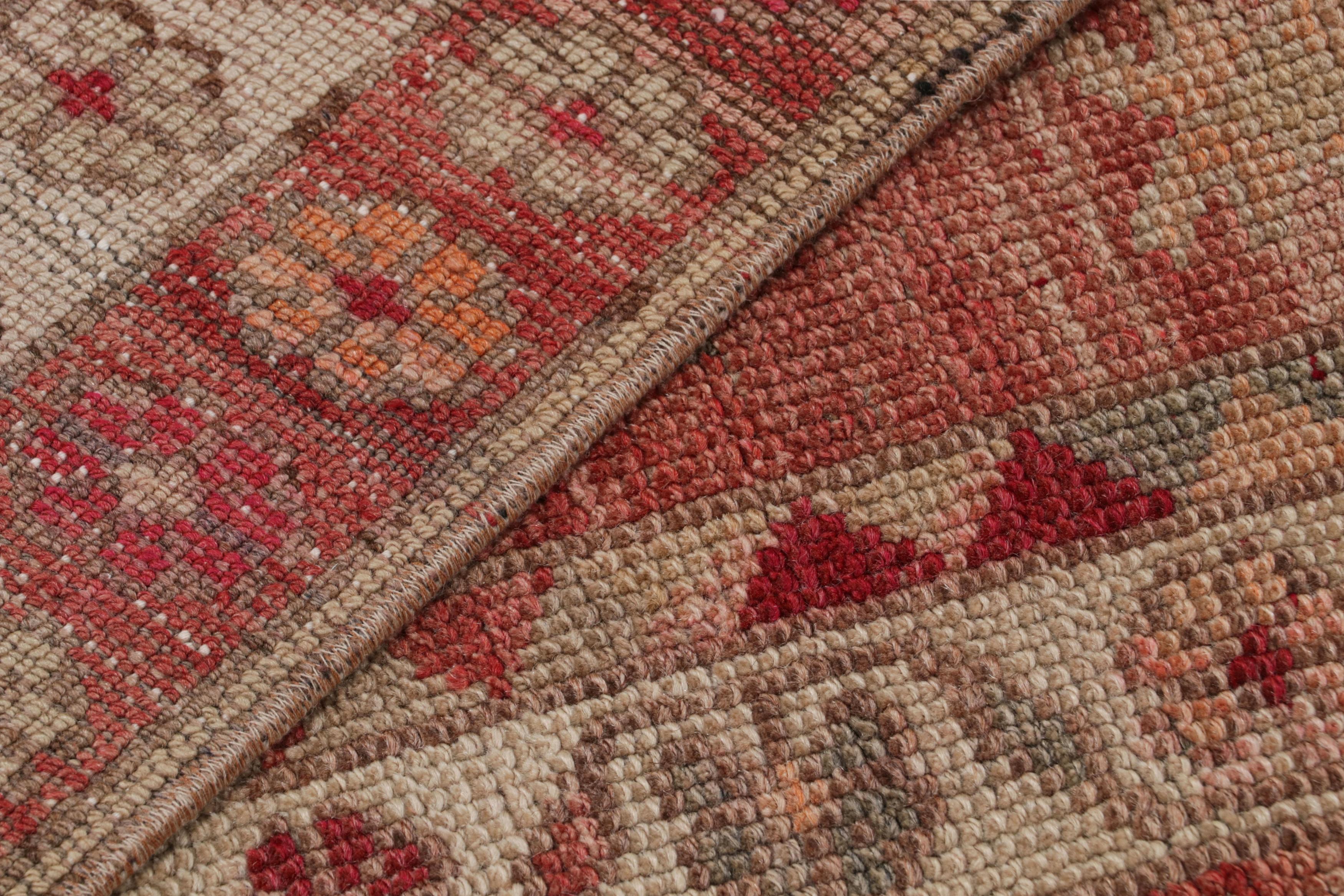 Handgeknüpfter Vintage-Läufer, rot-pinker Teppich mit geometrischem Muster von Teppich & Kelim (Wolle) im Angebot