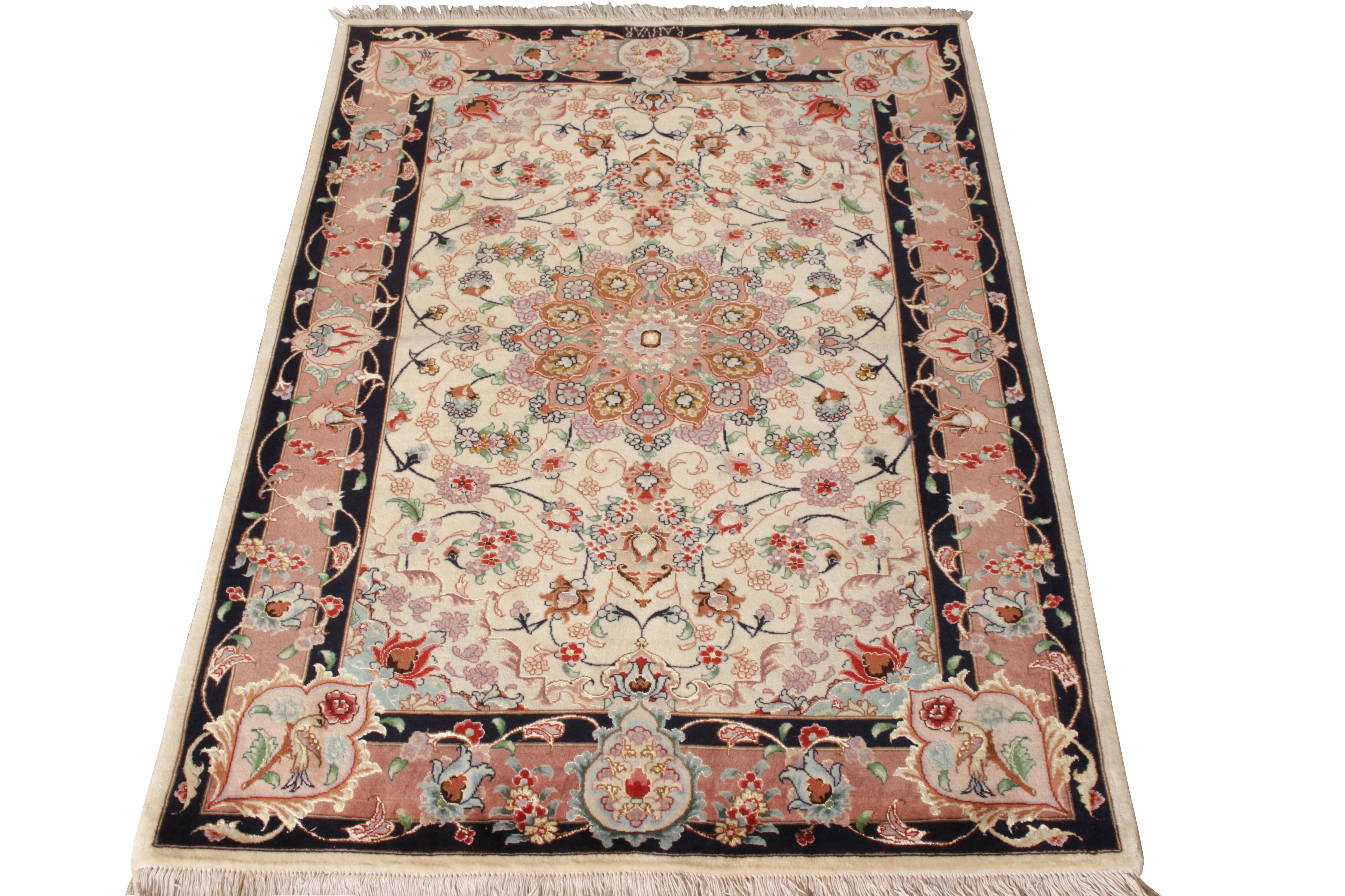 Ein handgeknüpfter 3x5 Seidenteppich, der sich in der Antik- und Vintage-Kollektion von Rug & Kilim in die Reihe der bedeutenden persischen Teppiche aus der Mitte des Jahrhunderts einreiht. Der um 1950-1960 entstandene Täbriz-Teppich zeichnet sich