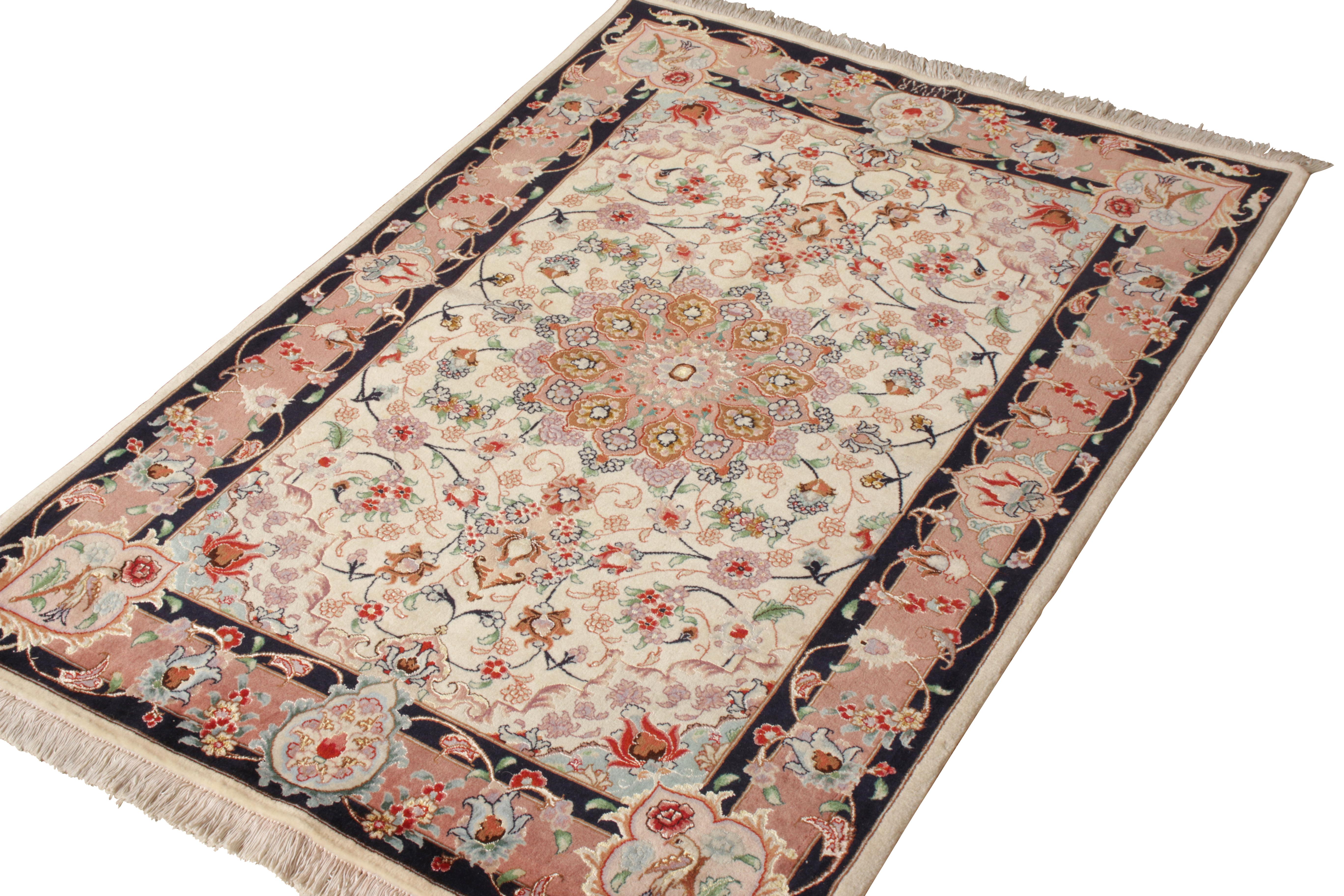 Handgeknüpfter Vintage-Perserteppich aus Täbris in Beige mit Medaillon-Blumen von Teppich & Kelim (Tabriz) im Angebot