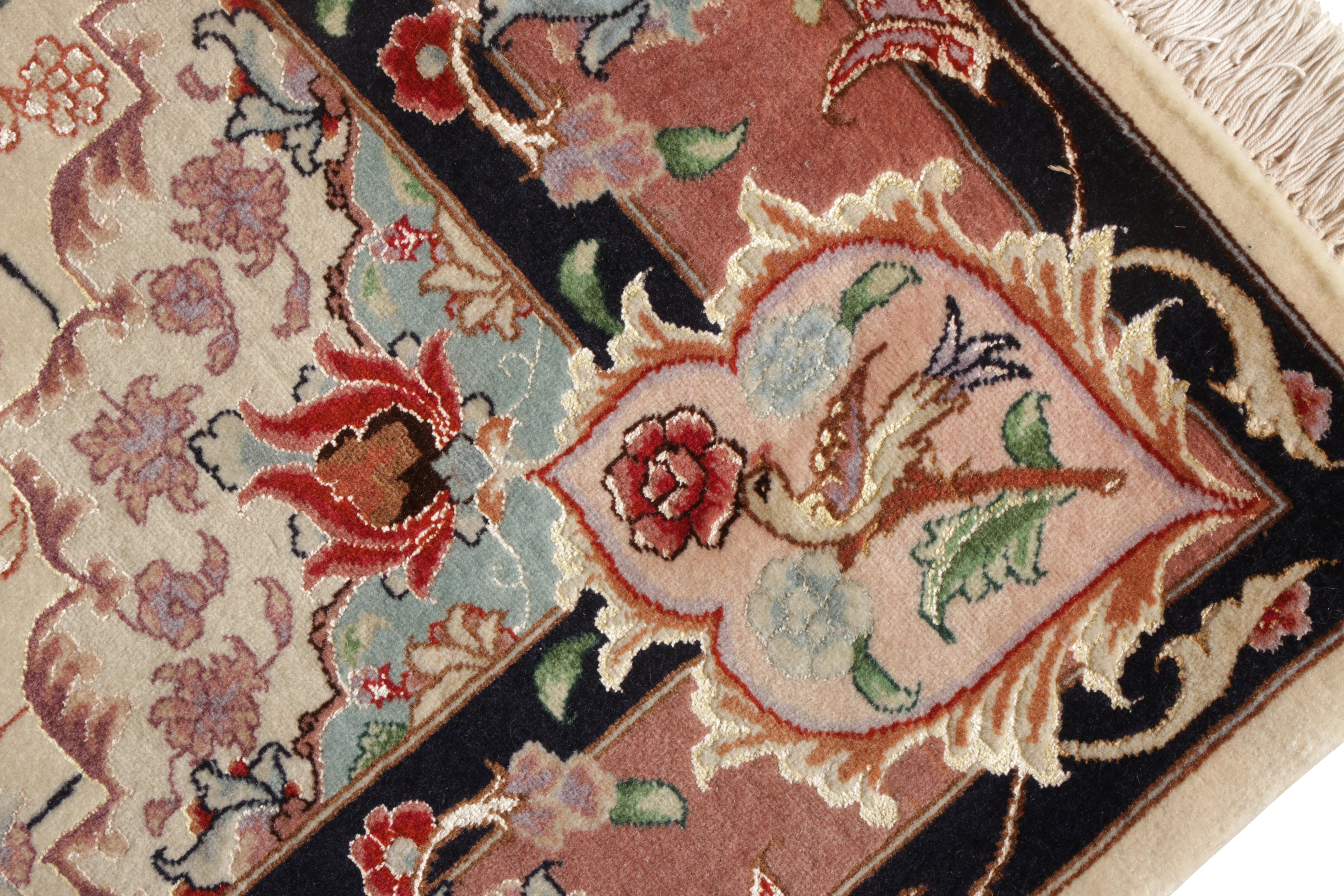 Handgeknüpfter Vintage-Perserteppich aus Täbris in Beige mit Medaillon-Blumen von Teppich & Kelim (Persisch) im Angebot