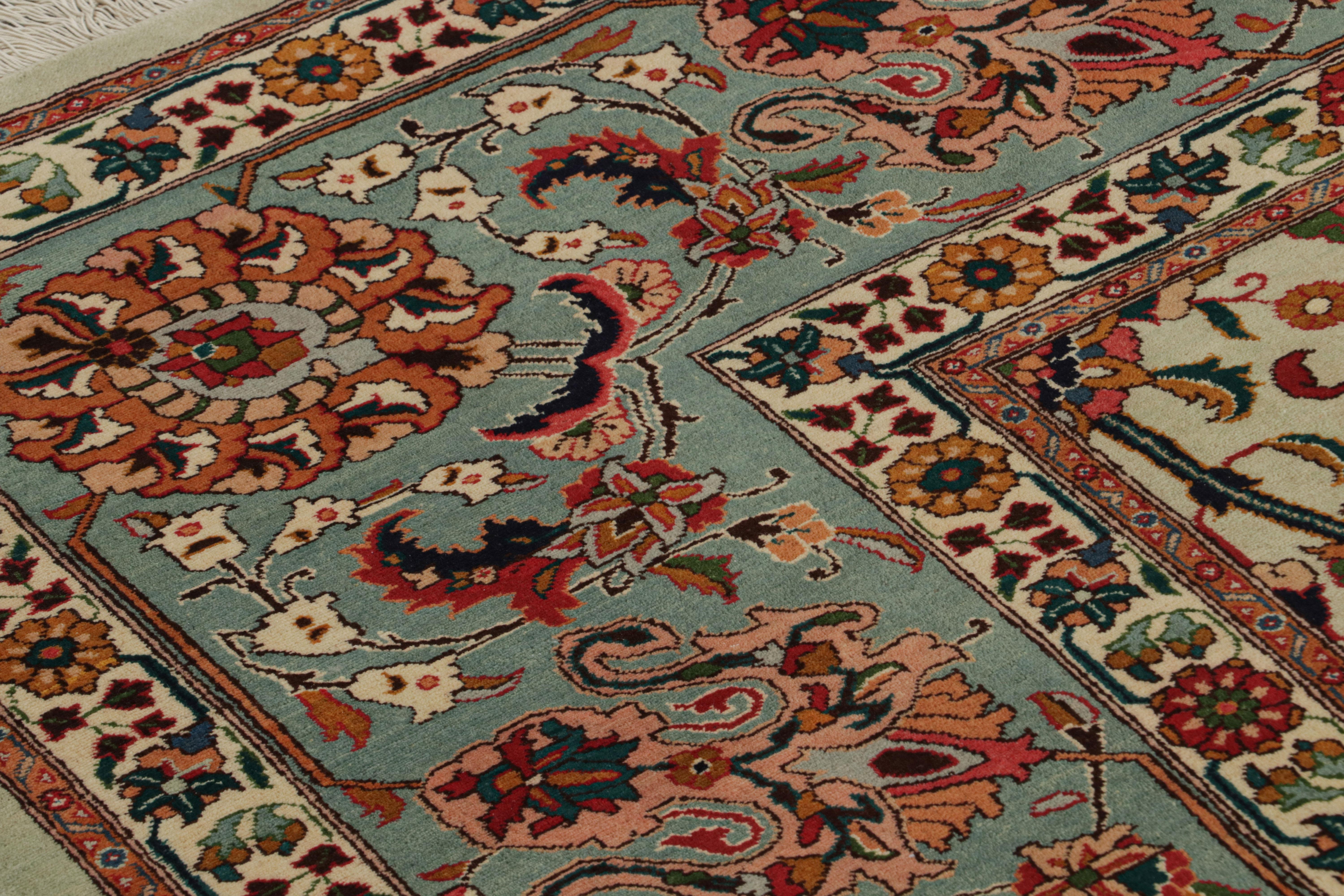 Handgeknüpfter Vintage-Perserteppich aus Täbris mit grünem Blumenmuster von Teppich & Kelim im Zustand „Gut“ im Angebot in Long Island City, NY
