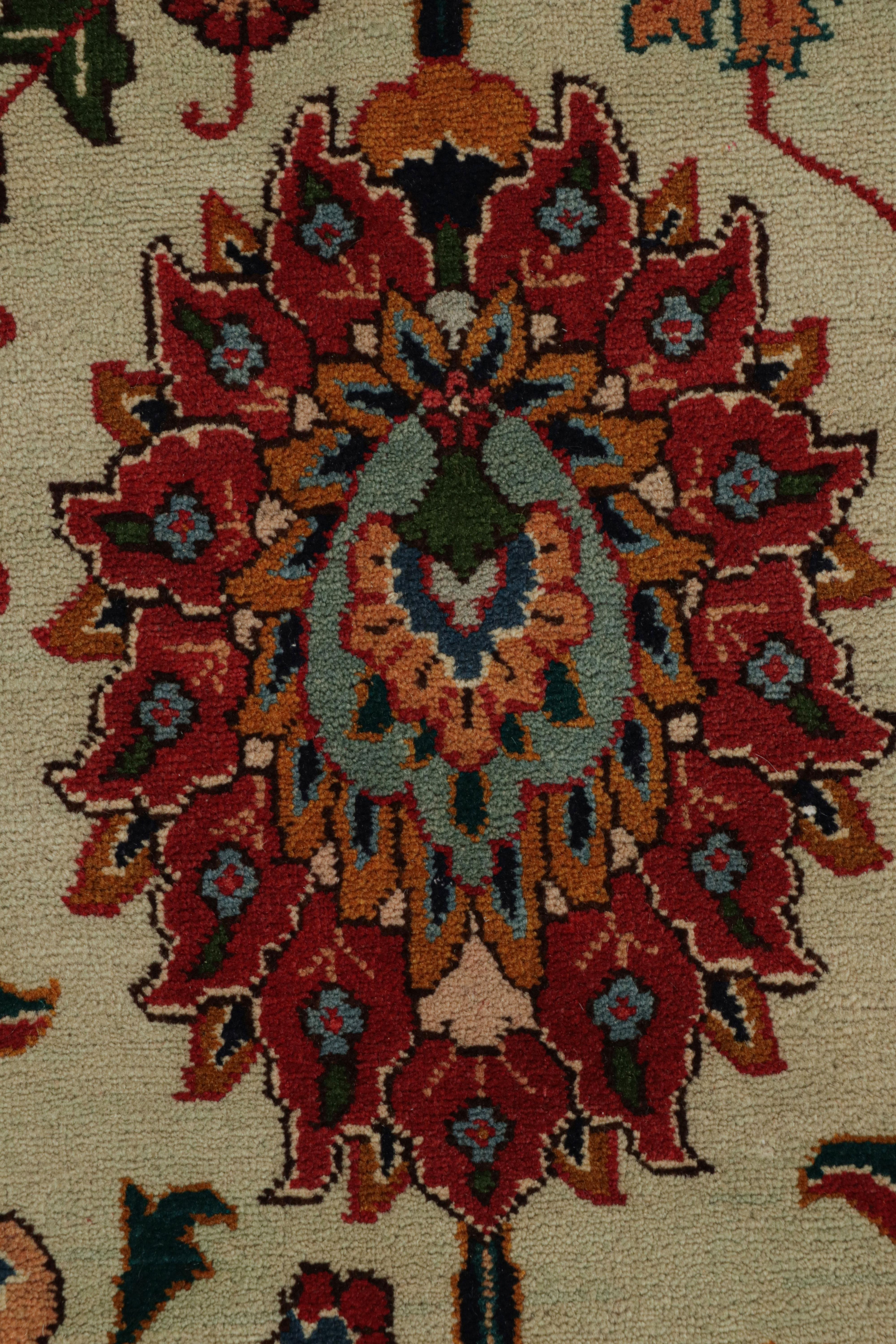 Handgeknüpfter Vintage-Perserteppich aus Täbris mit grünem Blumenmuster von Teppich & Kelim (Mitte des 20. Jahrhunderts) im Angebot