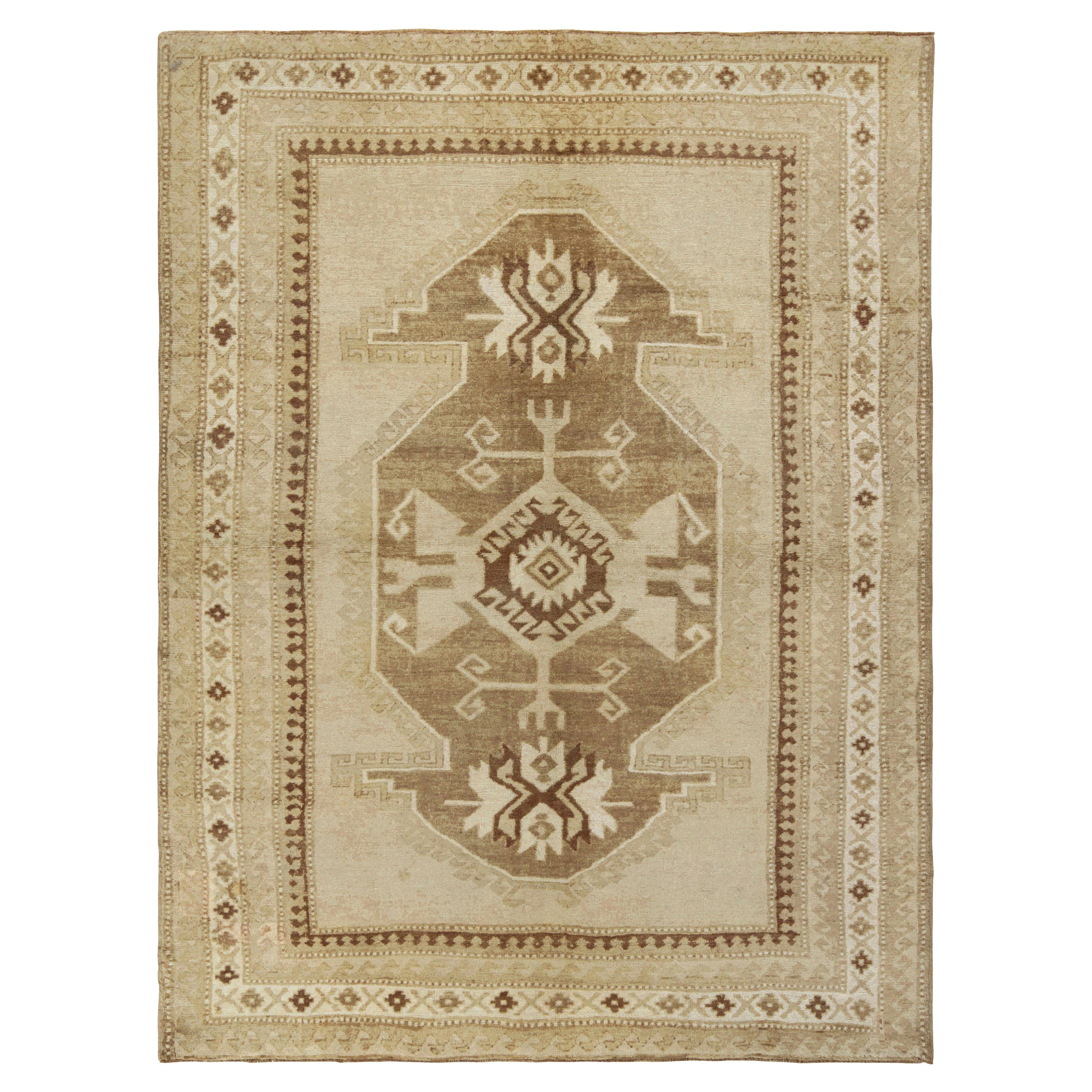 Handgeknüpfter türkischer Vintage-Teppich in Beige-Braun mit Medaillonmuster von Teppich & Kelim im Angebot