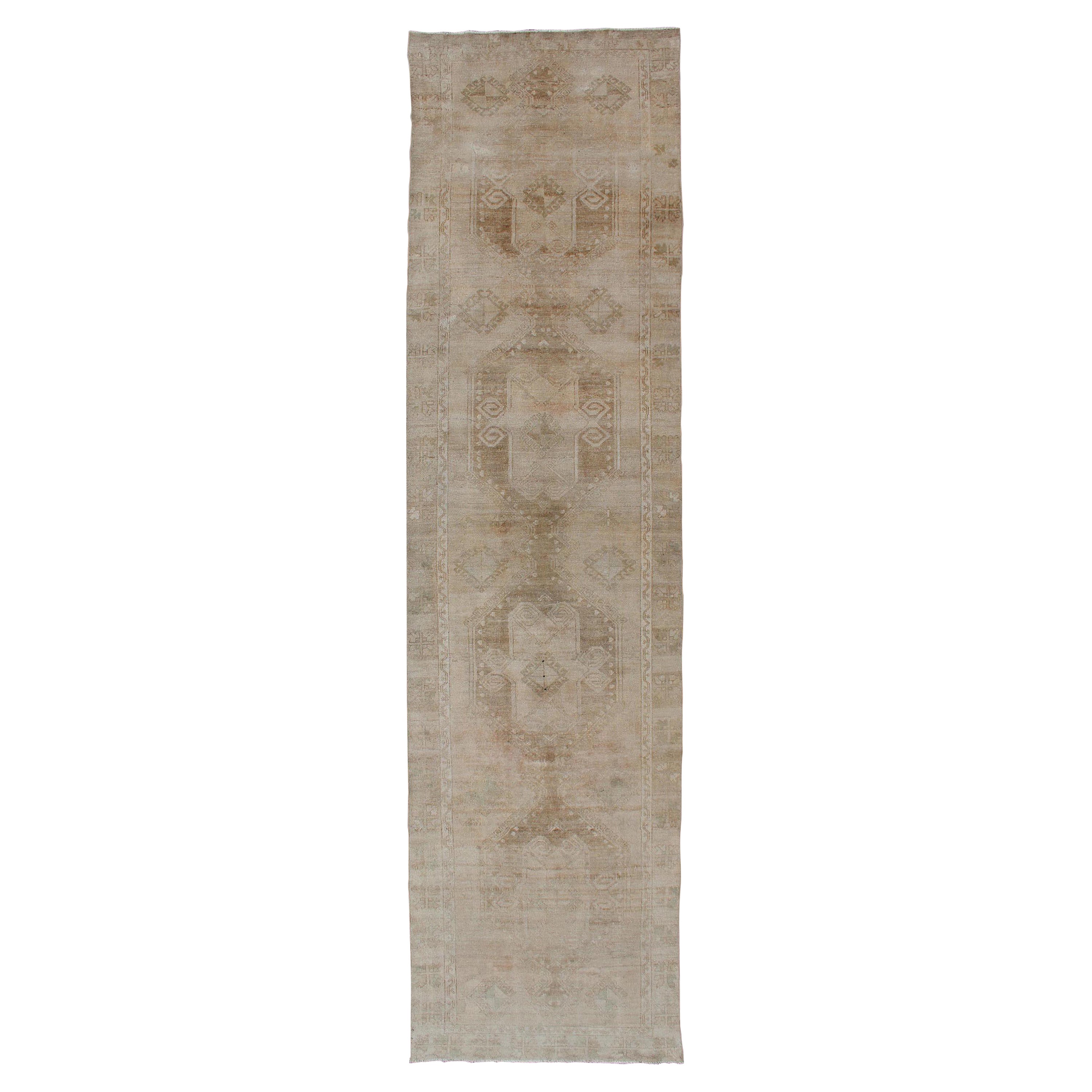 Tapis de couloir turc vintage noué à la main dans des tons terreux et marron clair en médaillons