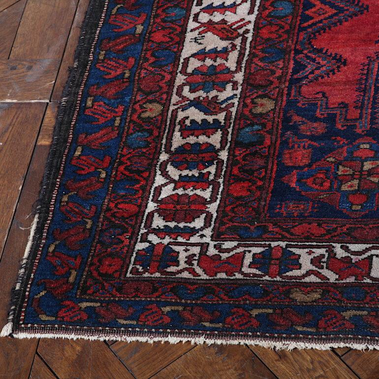 Hand Knotted Viss Wool Carpet, C.1920 In Good Condition In Vancouver, British Columbia