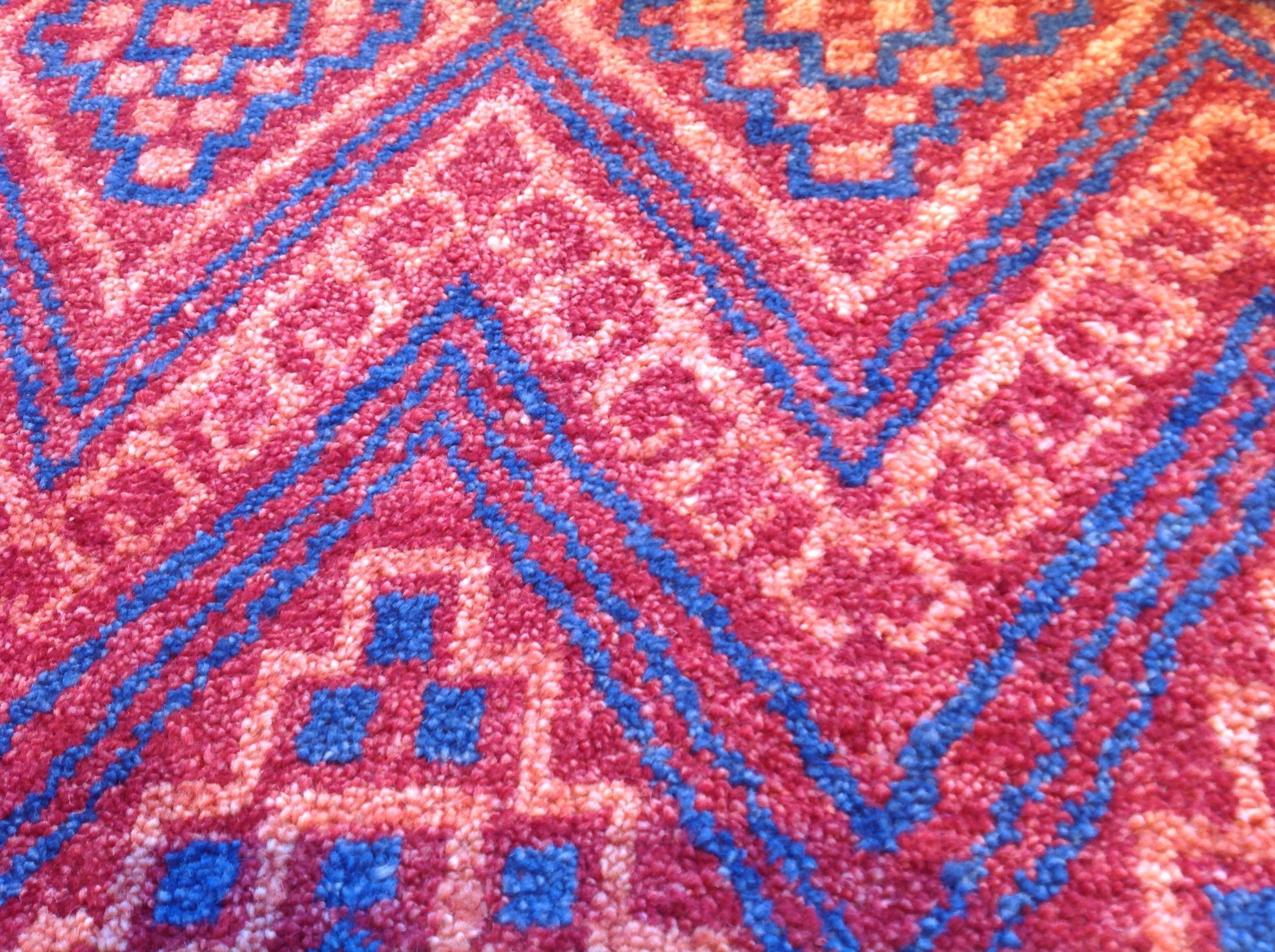 Hand-Knotted Weave Rug In Excellent Condition For Sale In Los Angeles, CA