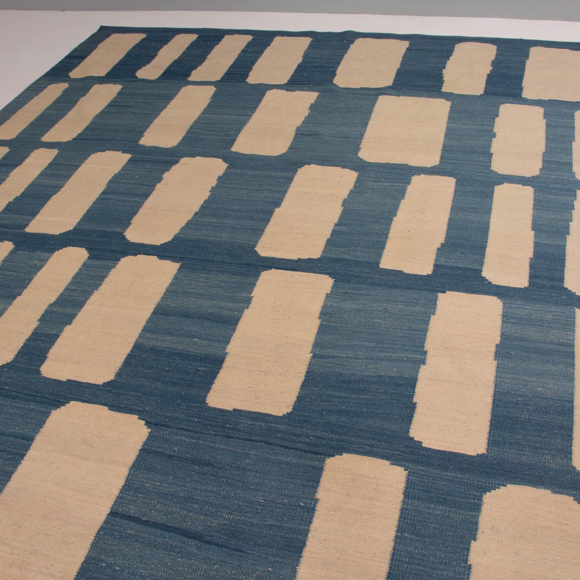 Hand Knotted Wollen Rug from Pakistan, Blue and Ivory In Excellent Condition In London, GB