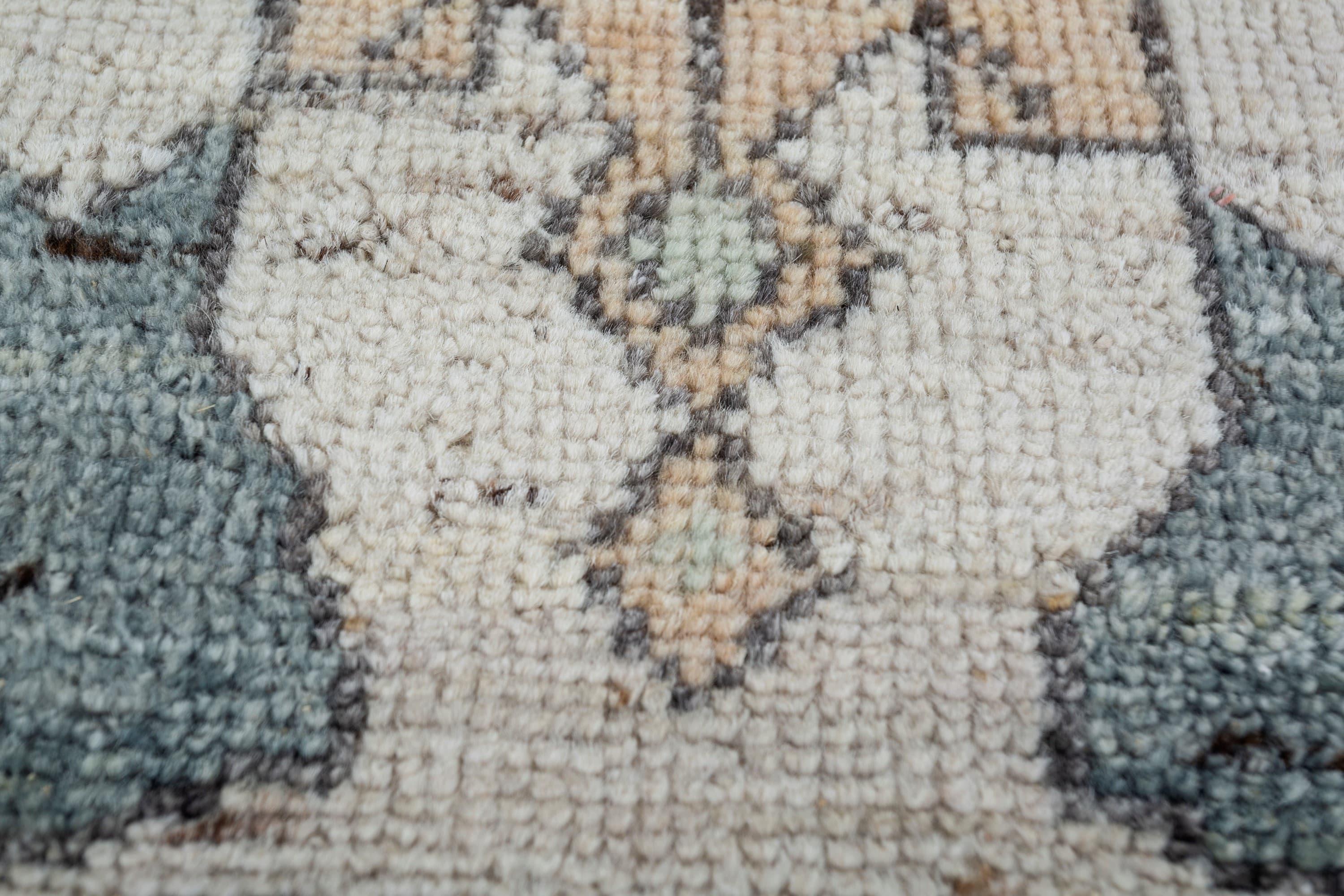 Dieser handgeknüpfte Jaipur-Teppich in einem tiefen Anthrazitton verleiht Ihrem Raum eine raffinierte Struktur. Aus einer luxuriösen Mischung aus Wolle und Bambusseide gefertigt, bietet dieser 9' x 12' große Teppich ein raffiniertes, leicht