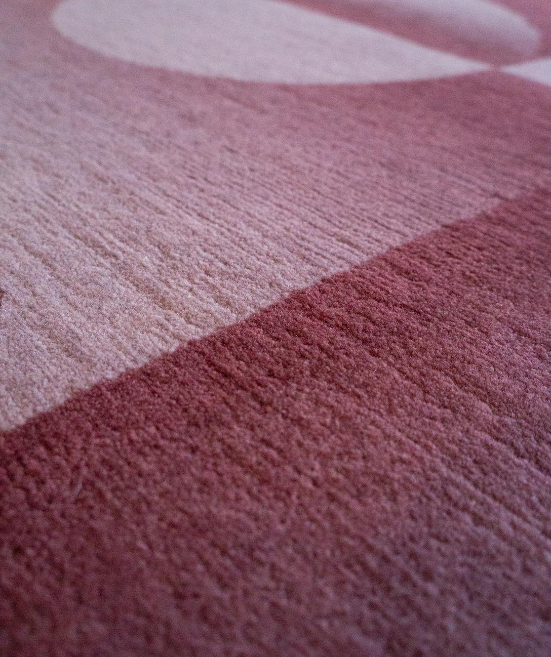 Jensin Okunishi Studio Scorched Rose Handgeknüpfter Wollteppich Ombré (Nepalesisch) im Angebot