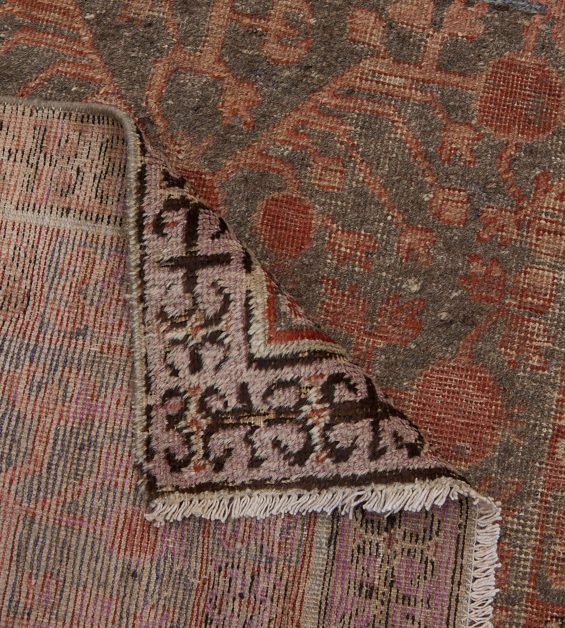 Handgeknüpfter antiker Khotan-Läufer aus Wolle mit antikem Granatapfel-Blumenmuster  im Angebot 3