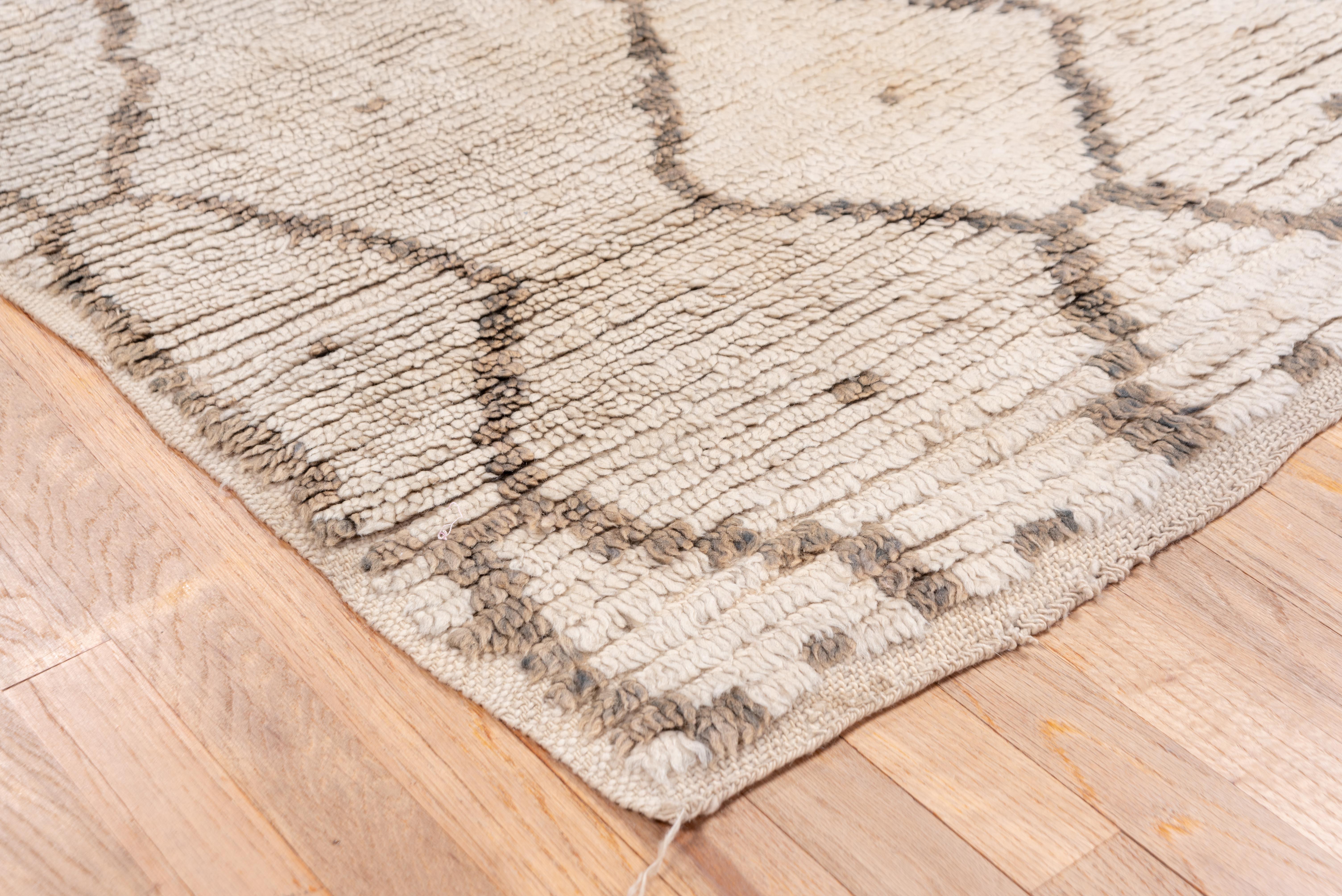Hand-Knotted Wool Diamond Moroccan Rug In Good Condition For Sale In New York, NY