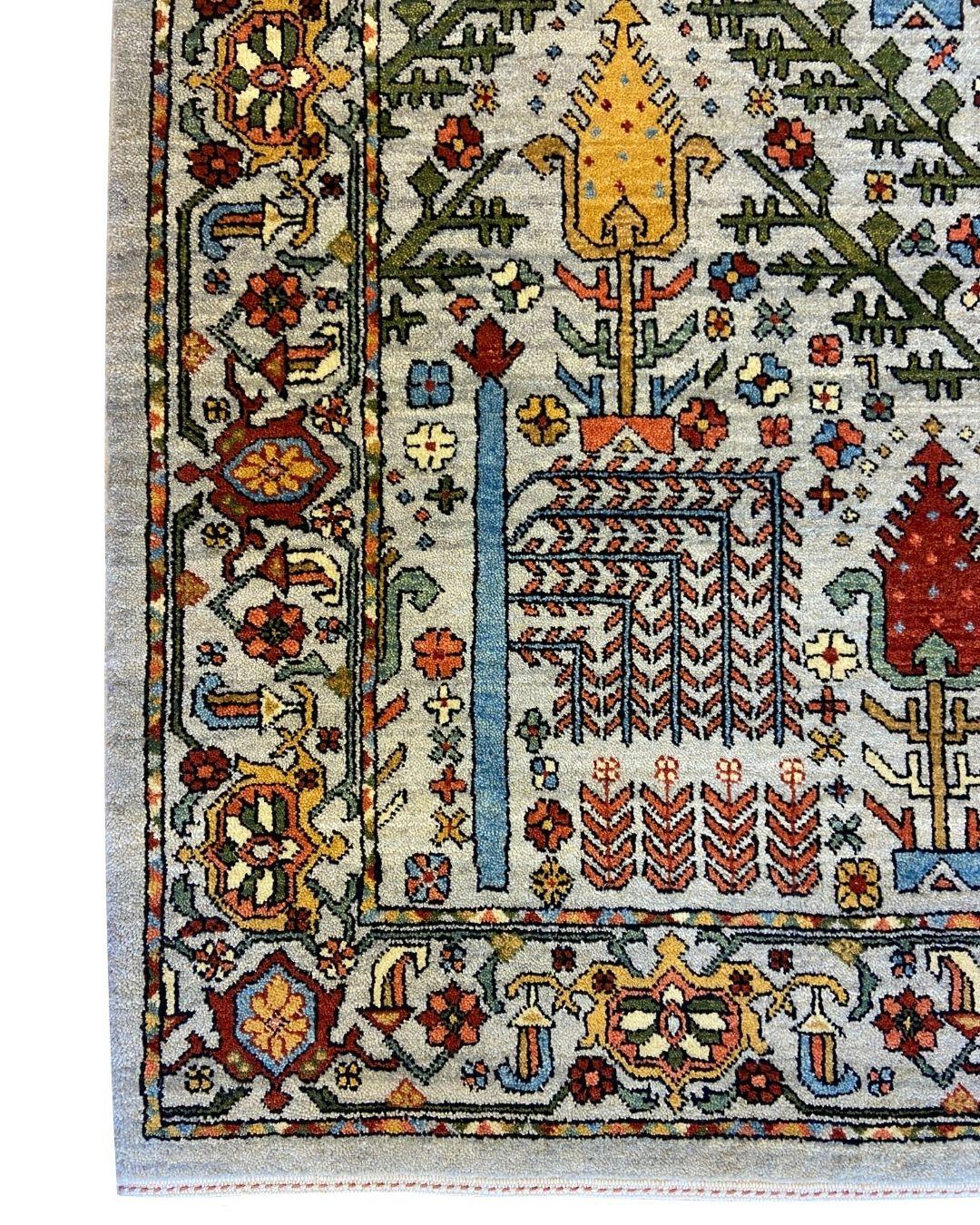 Ce tapis de jardin persan en laine noué à la main, mesurant 4' x 6', offre une interprétation fraîche et vivante d'un motif classique du Jardin du Paradis. Sur un fond bleu ciel calme et apaisant, son design complexe présente des rangées d'arbres