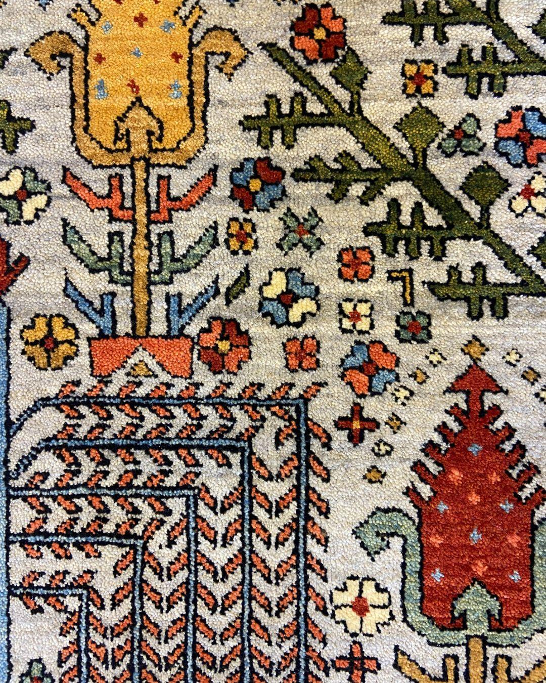 Tapis de jardin noué à la main en bleu ciel, vert, rouge, rose et jaune, 4' x 6' Neuf - En vente à New York, NY