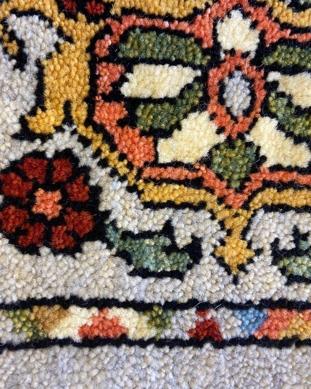 Tapis de jardin noué à la main en bleu ciel, vert, rouge, rose et jaune, 4' x 6' en vente 1