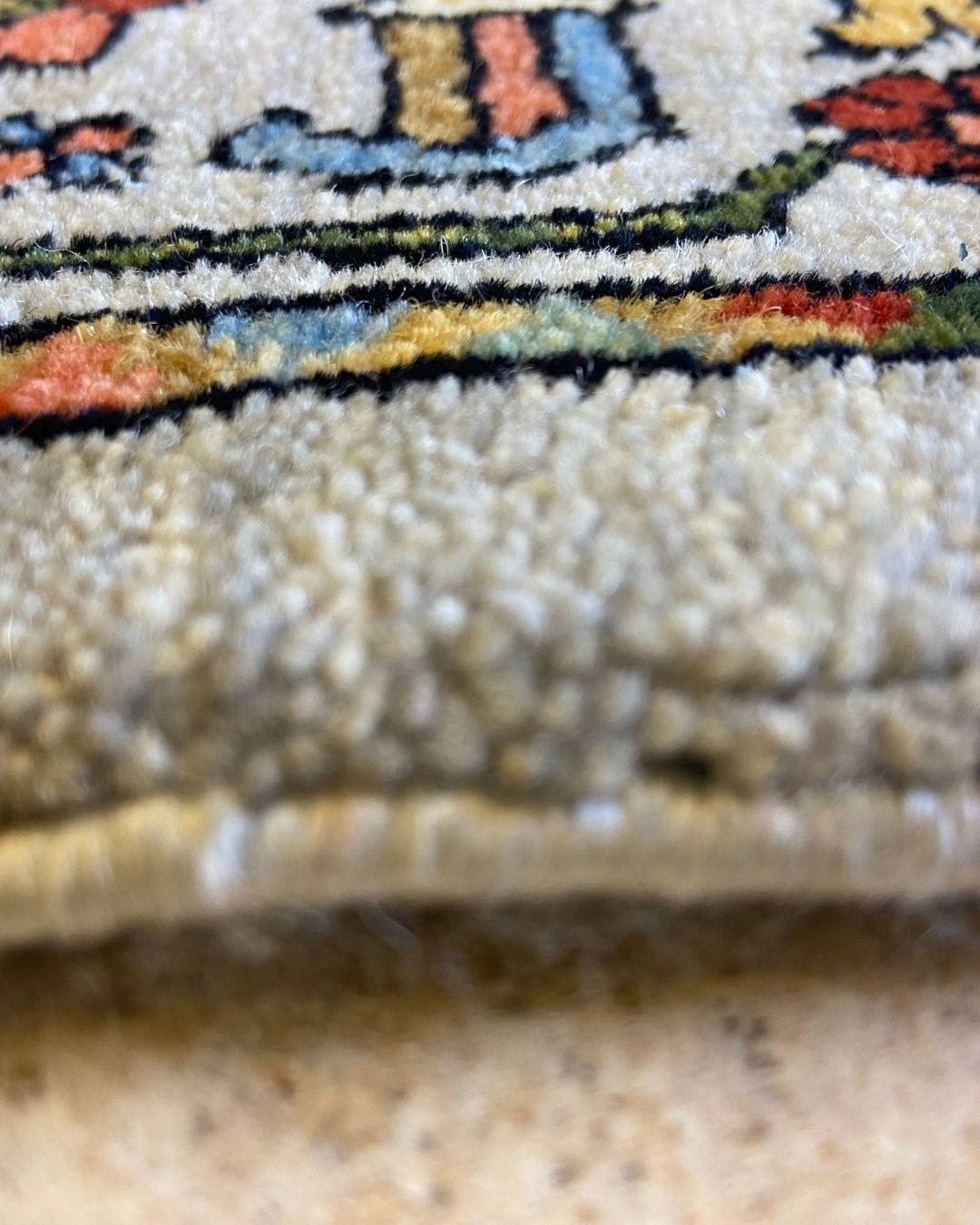 Tapis de jardin noué à la main en bleu ciel, vert, rouge, rose et jaune, 4' x 6' en vente 2