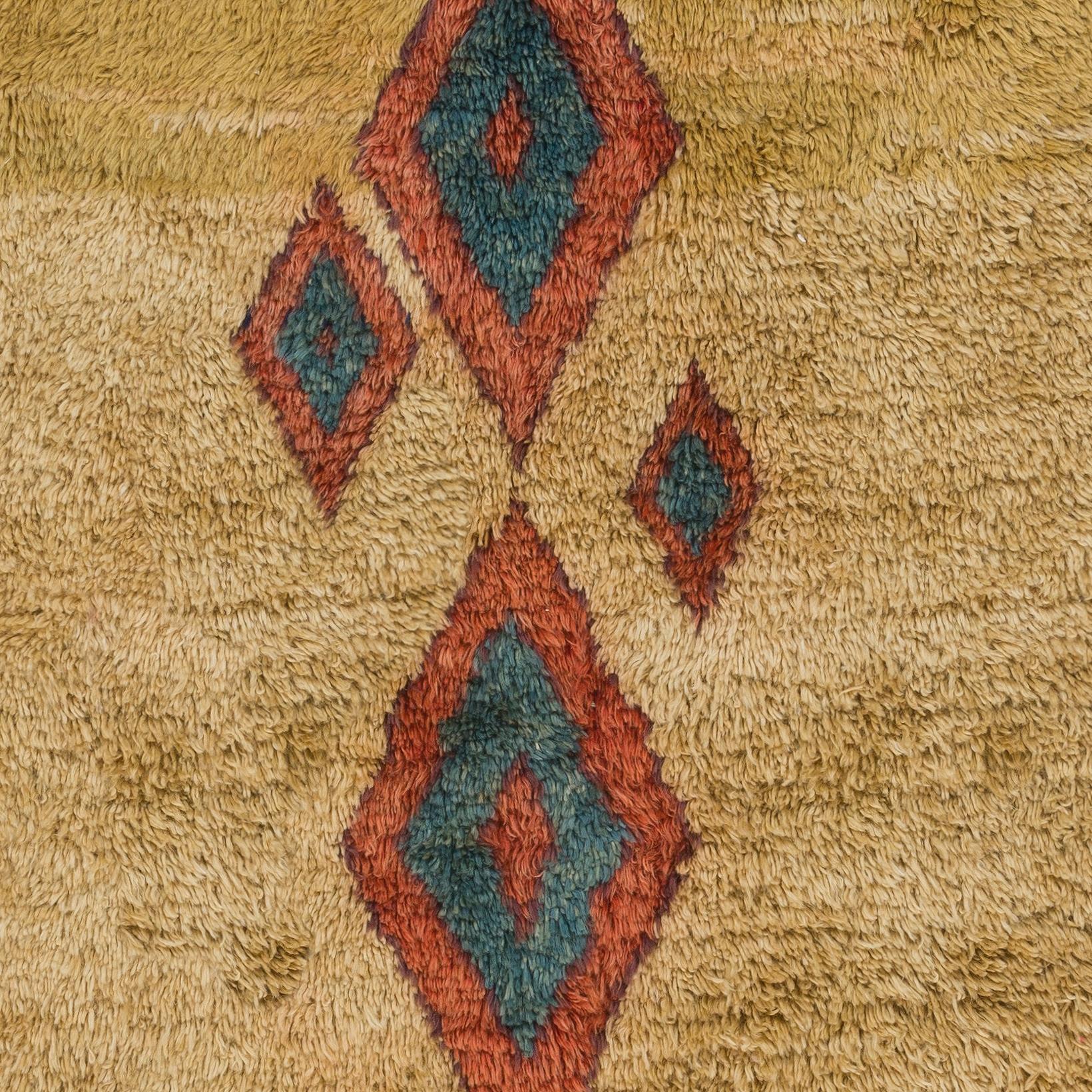 Transforma tu espacio con el discreto lujo de nuestra alfombra Tulu de estilo marroquí anudada a mano, inspirada en los diseños ricos en patrimonio de las tribus Beni Ourain. Esta alfombra es una celebración de la artesanía y la tradición, hecha
