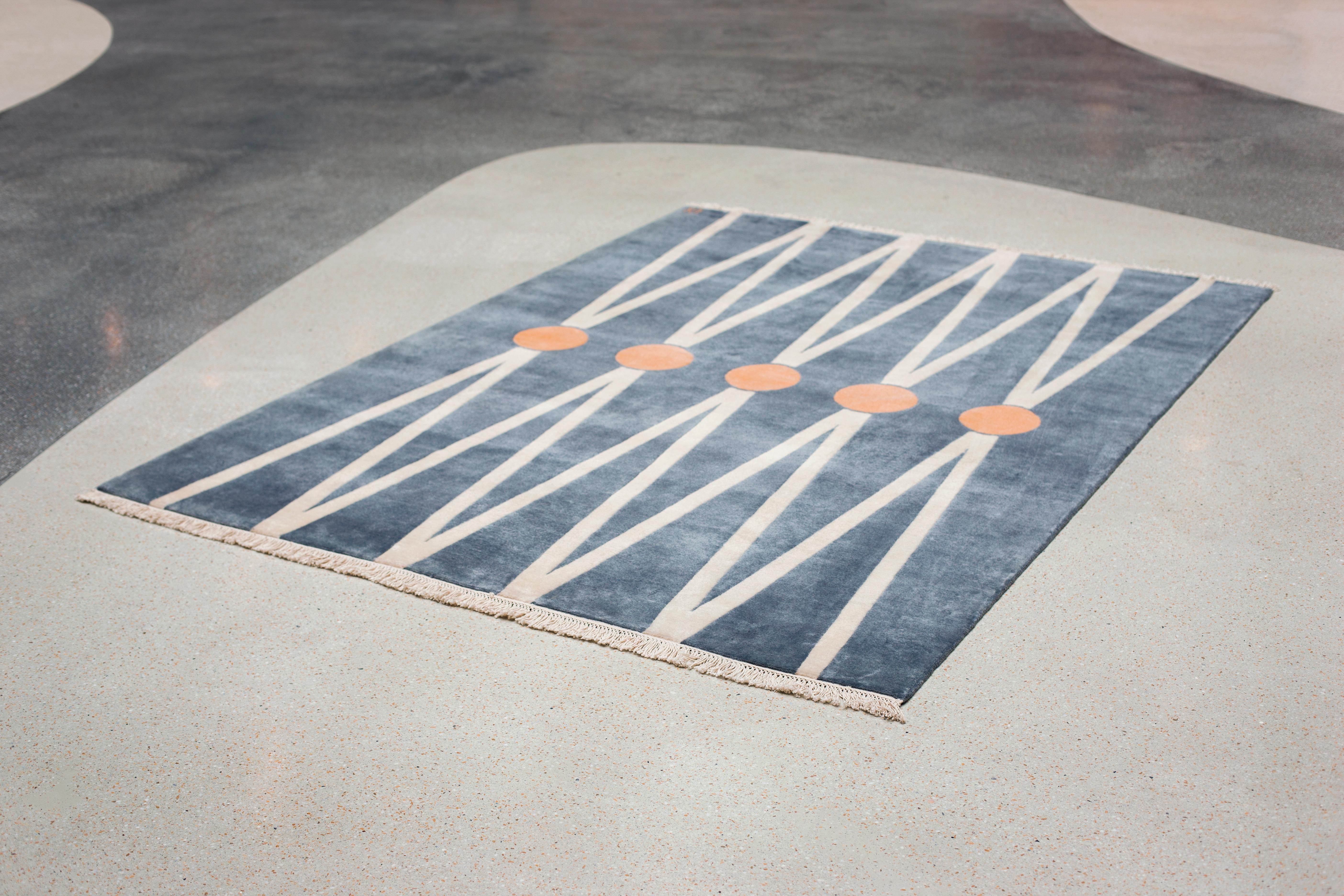 Moderner geometrischer, handgeknüpfter Teppich aus Wolle mit orangefarbenen Kreisen und neutralen Farbtönen (Indisch) im Angebot