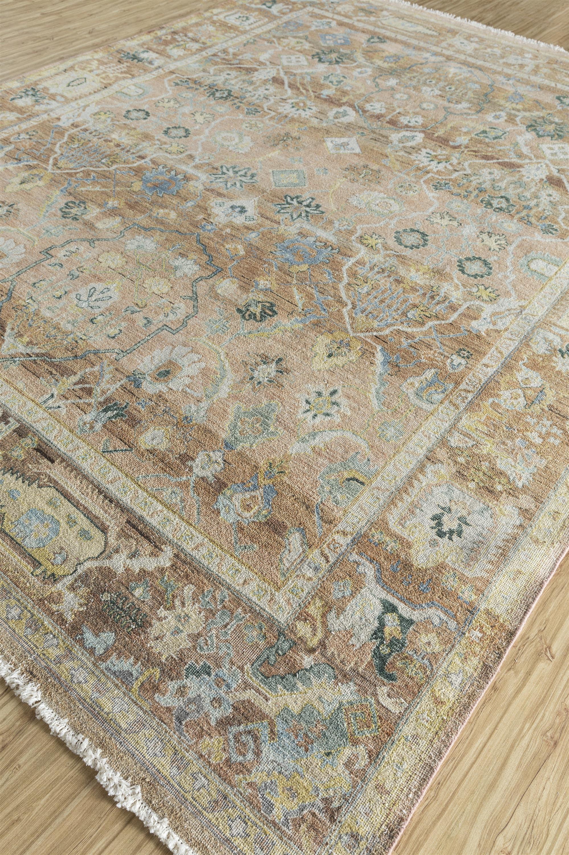 Esta alfombra anudada a mano de Jaipur Rugs de 1,80 x 1,90 m presenta una vibrante paleta de colores albaricoque y rojo quemado con un diseño floral de inspiración vintage. Fabricada en lana de primera calidad, la alfombra presenta intrincados