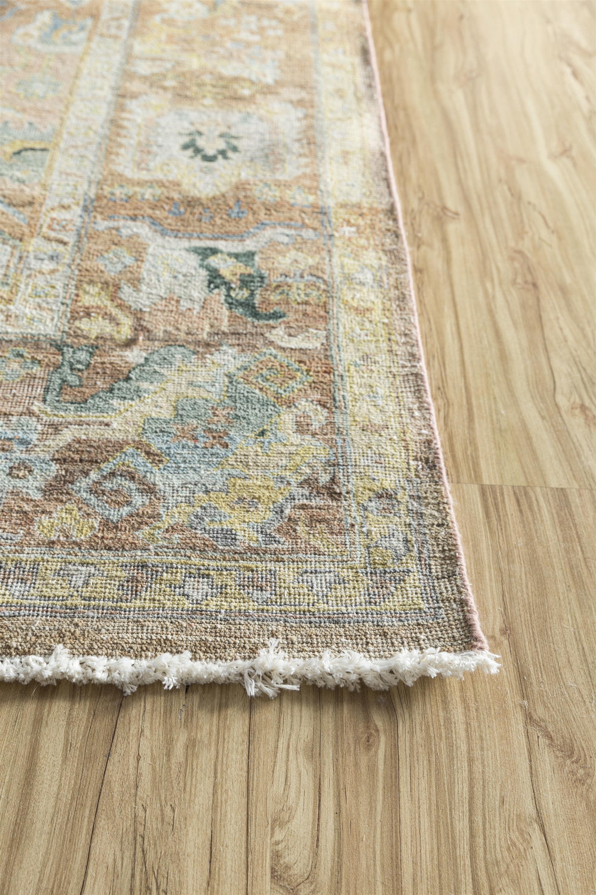 Alfombra de lana anudada a mano en albaricoque y rojo quemado, diseño floral de inspiración vintage Provincial francés en venta