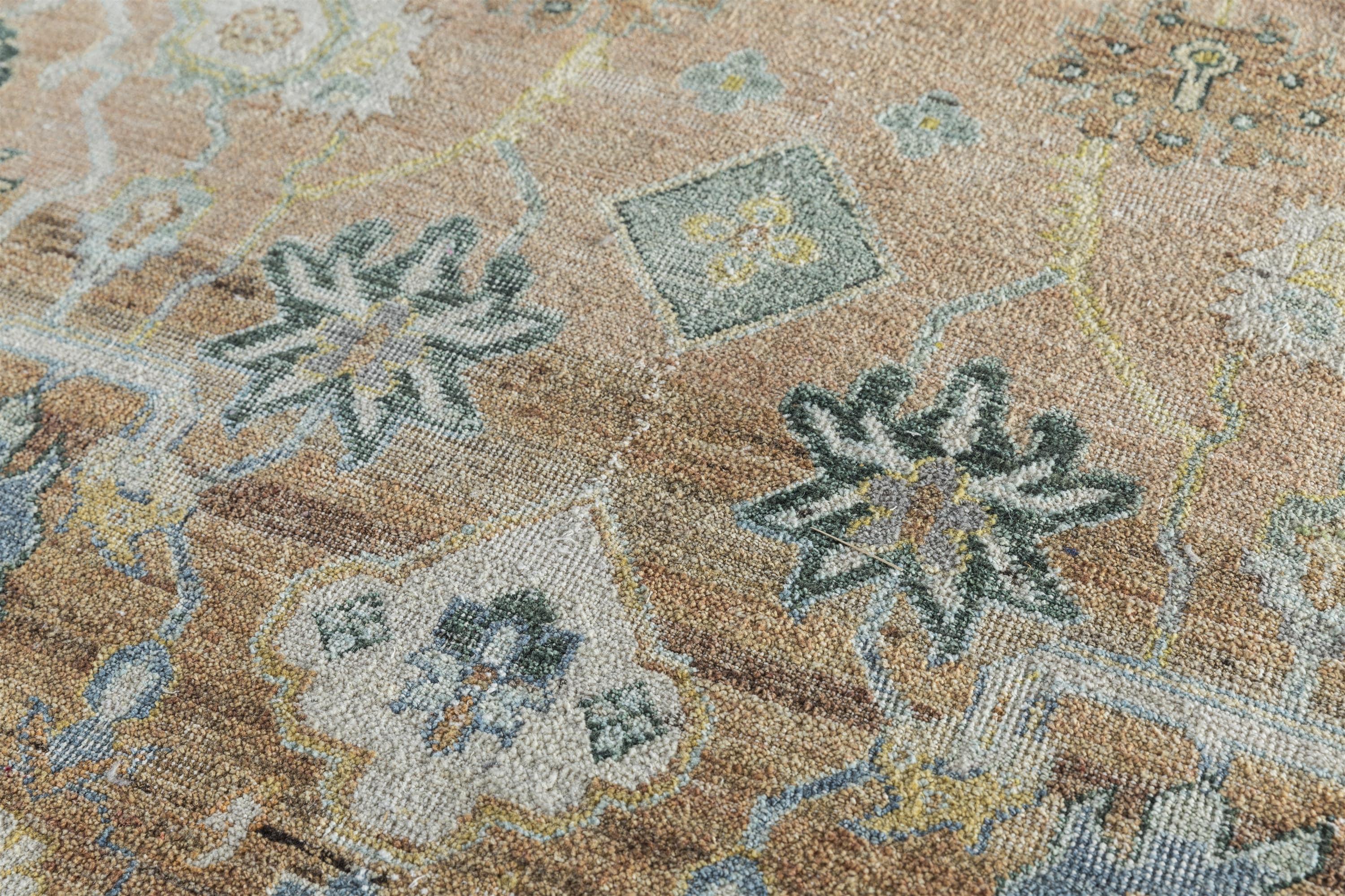 Alfombra de lana anudada a mano en albaricoque y rojo quemado, diseño floral de inspiración vintage Indio en venta