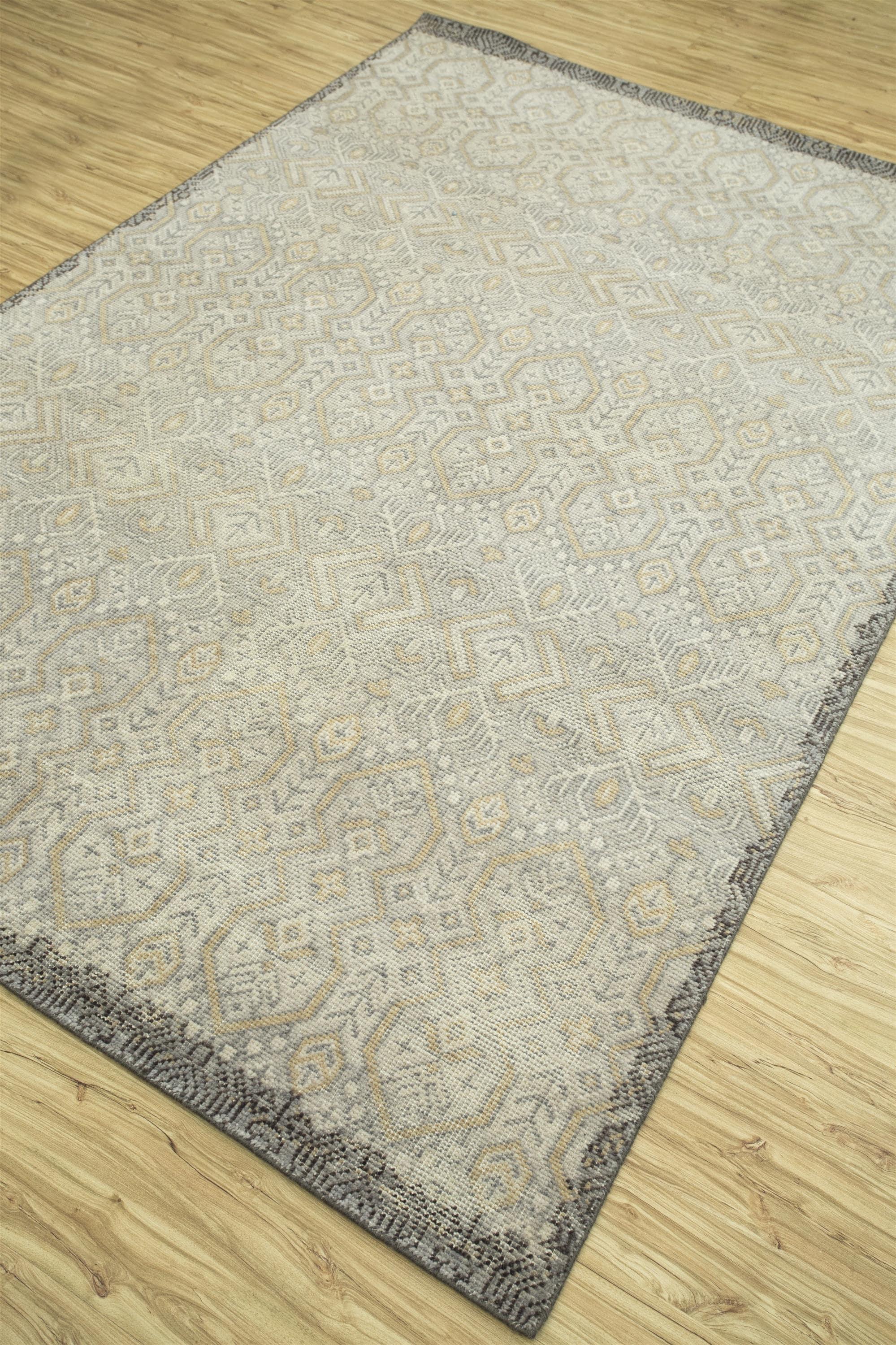 Questo tappeto in lana annodato a mano 5'x8' di Jaipur Rugs presenta una raffinata tavolozza di grigi e bianchi classici, evidenziati da un motivo geometrico contemporaneo. Realizzato in lana pregiata, il tappeto offre una texture morbida e