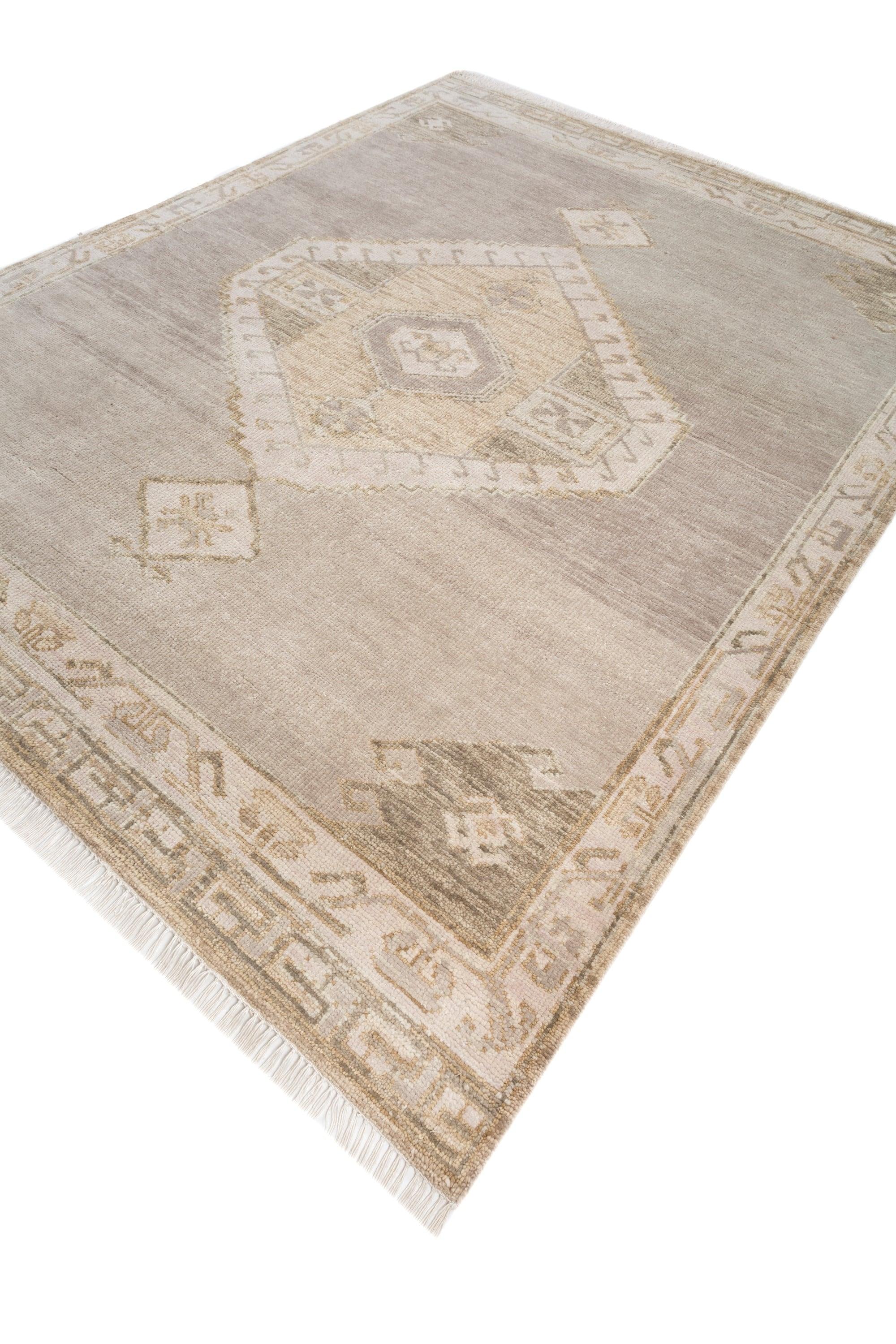 Ce tapis en laine nouée à la main de 8' x 10' de Jaipur Rugs présente un luxueux mélange de tons ivoire foncé et caramel moyen, créant un aspect chaleureux et sophistiqué. Son motif géométrique intemporel ajoute de la structure et de l'attrait